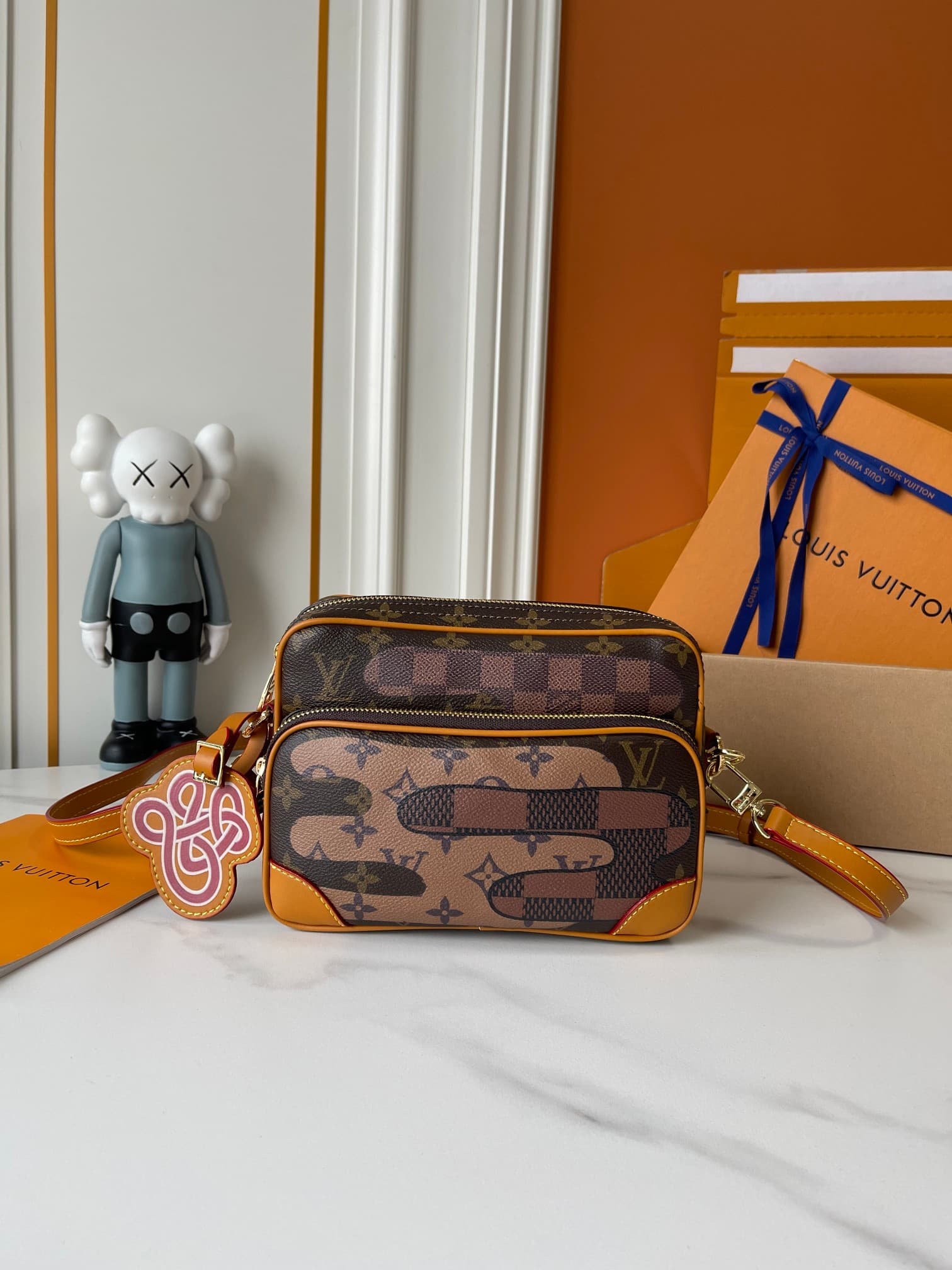 C5323 Upgraded version: M29273, M13987, M14016, M14988, M26068, M15296, M14682, M27232, n28606. This Nil handbag features elegant, shiny cowhide leather; beads and rivets are used to attach the Louis Vuitton Paris logo on the front. The side fastenings gi — image 1