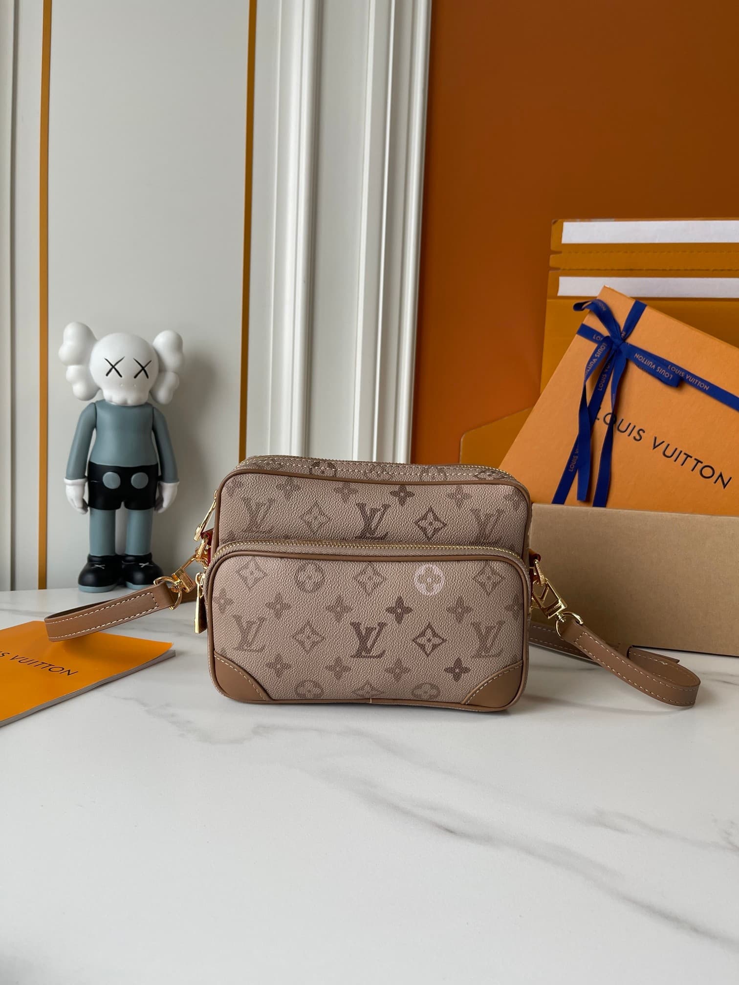 C5322 Upgraded version: M29273, M13987, M14016, M14988, M26068, M15296, M14682, M27232, n28606. This Nil handbag features elegant, shiny cowhide leather; beads and rivets are used to secure the Louis Vuitton Paris logo on the front. The side fastenings re — image 1