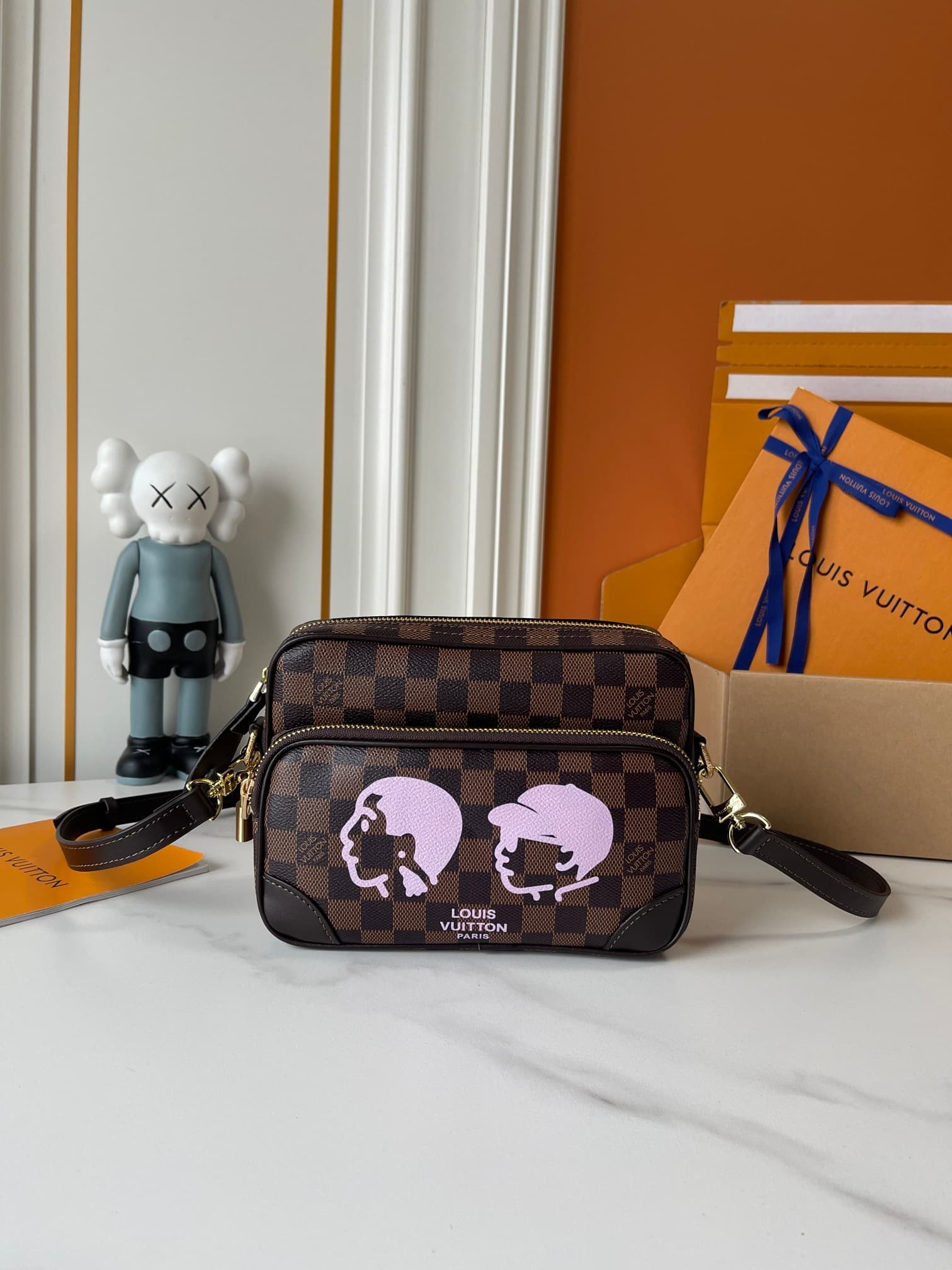 C5314 Upgraded version: M29273, M13987, M14016, M14988, M26068, M15296, M14682, M27232, n28606. This Nil handbag features elegant, shiny cowhide leather; the Louis Vuitton Paris logo is secured on the front using bead-like rivets. The side fastenings conv — image 1