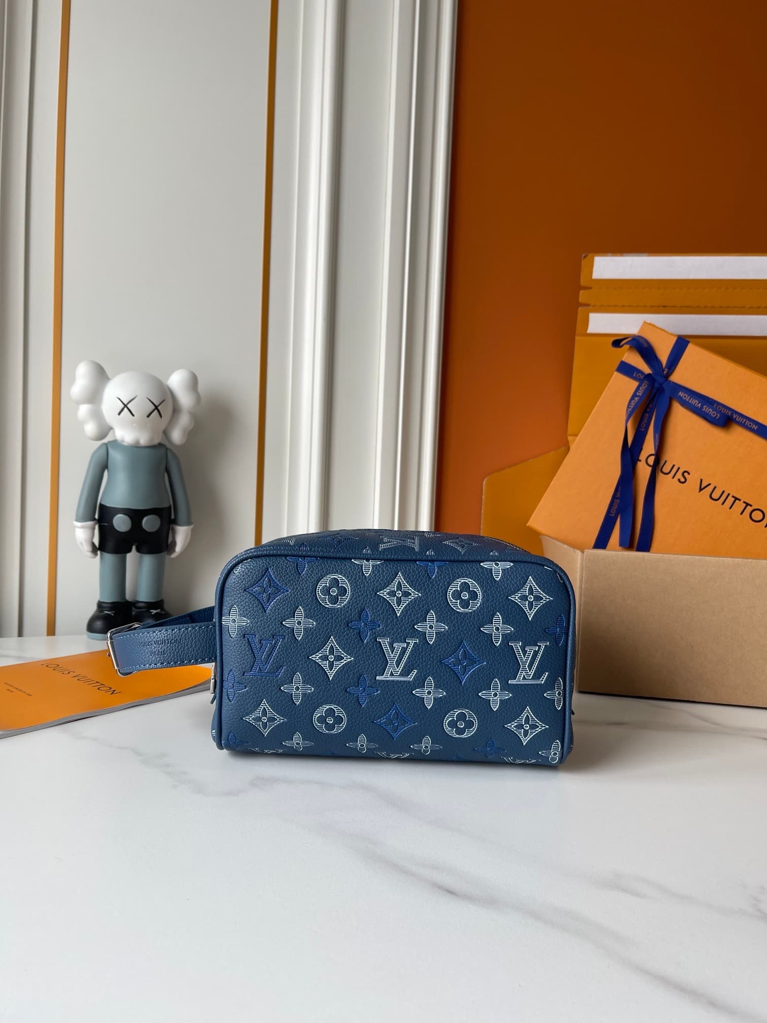 C5313 Upgraded version – New “Louis Vuitton” LV toiletry bag 💼 Louis Vuitton toiletry bag, men’s handbag M28835 LOUIS VUITTON Dopp Kit. Classic monogram zipper with adjustable handle, Monogram Shadow calfskin material. Toiletry bag for both men and women; — image 1