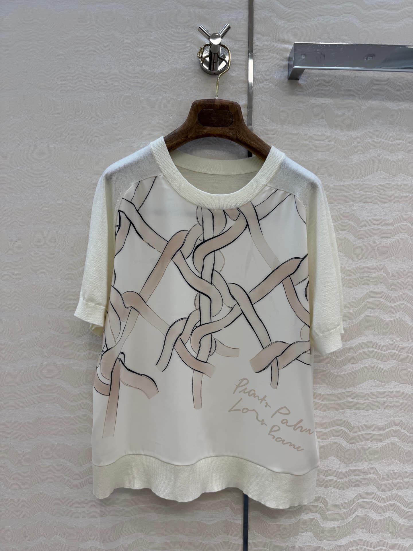 C18529 High-quality original items❤️Outfits with a sophisticated, old-fashioned style! A short-sleeve sweater featuring elegant print patterns. The silk-like texture of the printed fabric is extremely delicate and soft! A must-have item for those who poss — image 1
