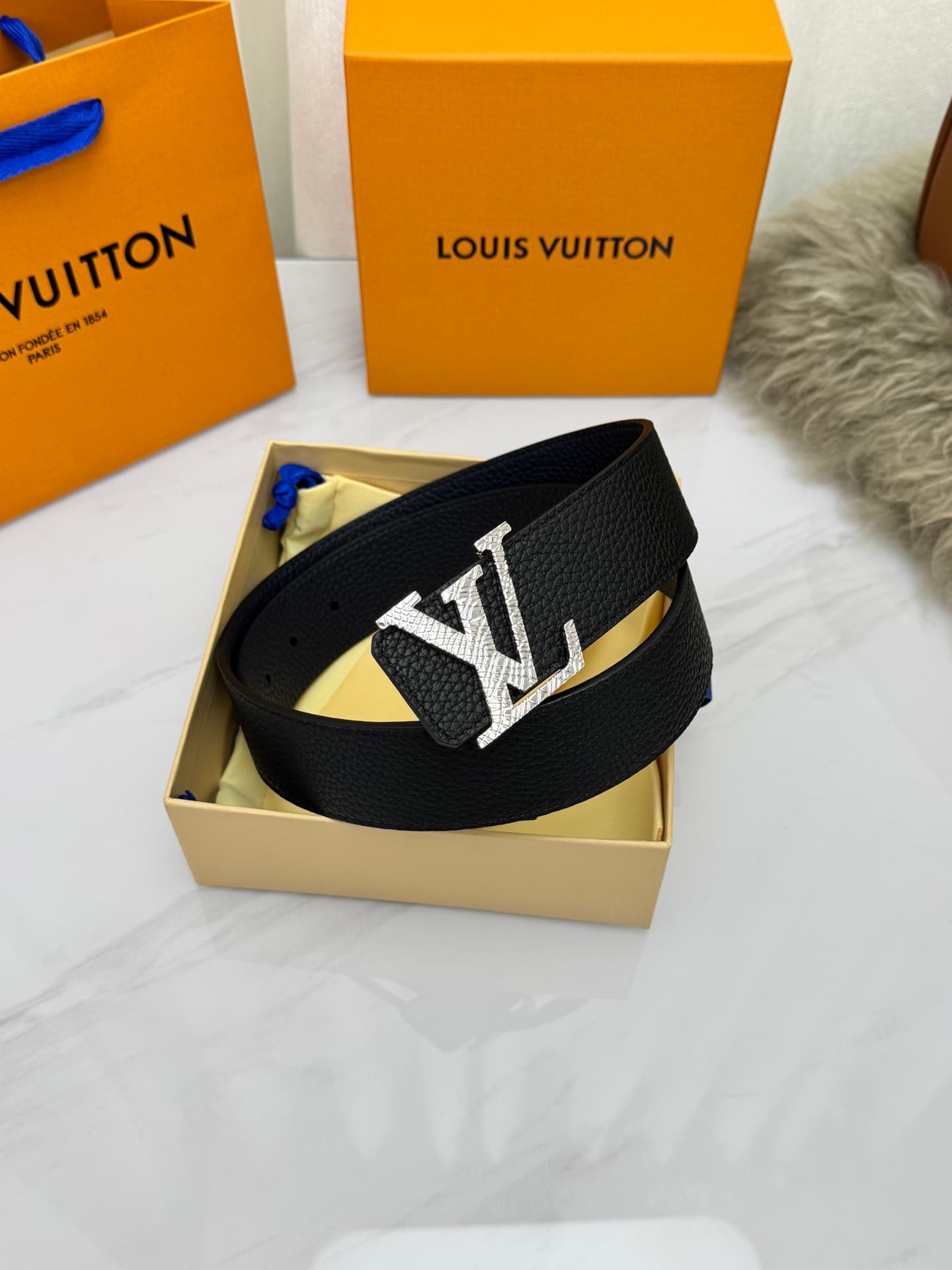 C32999 LV – Luxury modern style. Featured with elegant and sophisticated design elements. Soft and sturdy straps that can be paired with various outfits, from formal dresses to casual clothes. Width: 4.0cm — image 1