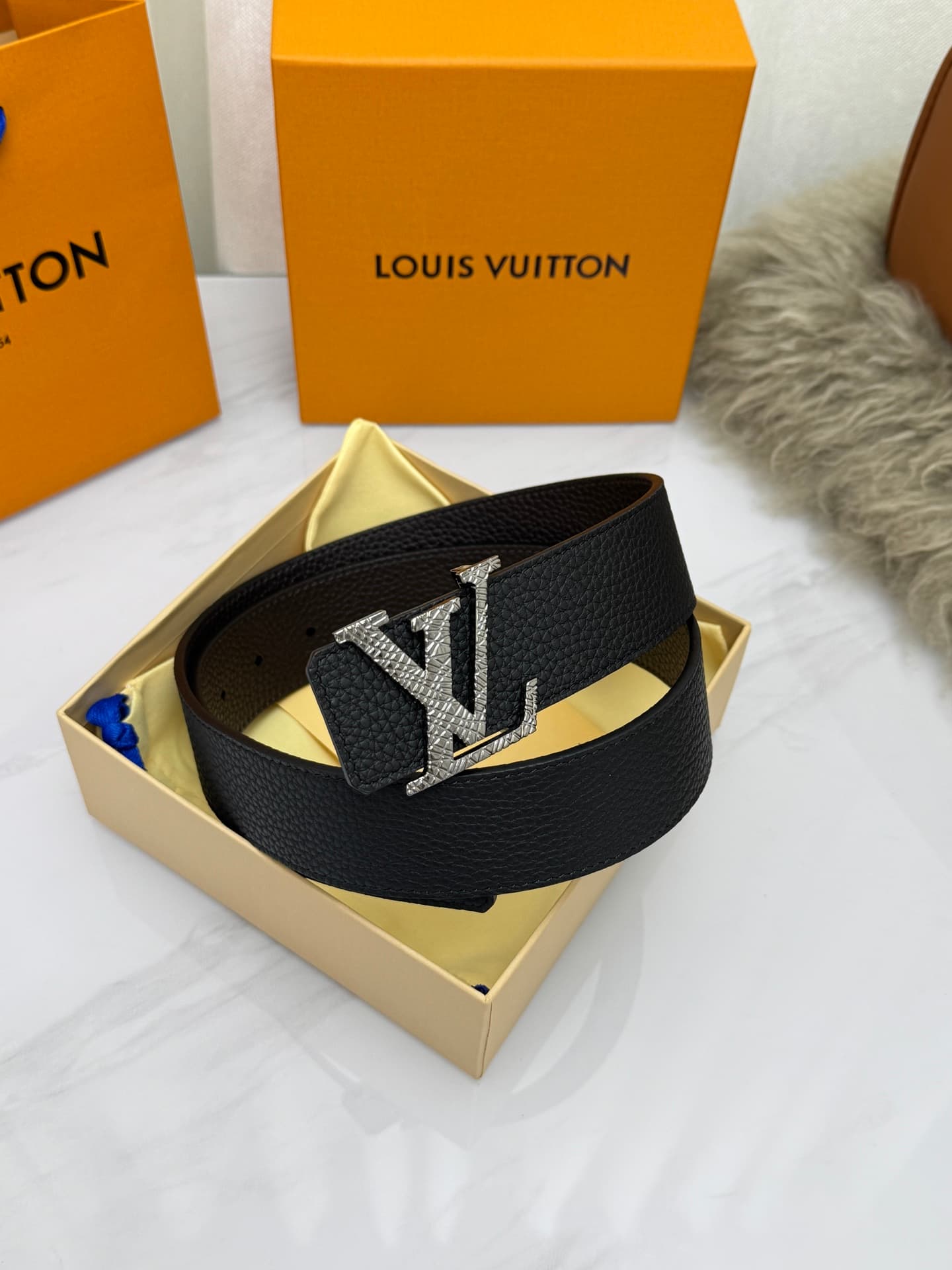 C33001 LV – Luxury modern style. Featured with elegant and sophisticated design elements. Soft and sturdy straps that can be paired with various garments, from formal wear to casual clothes. Width: 4.0cm — image 1
