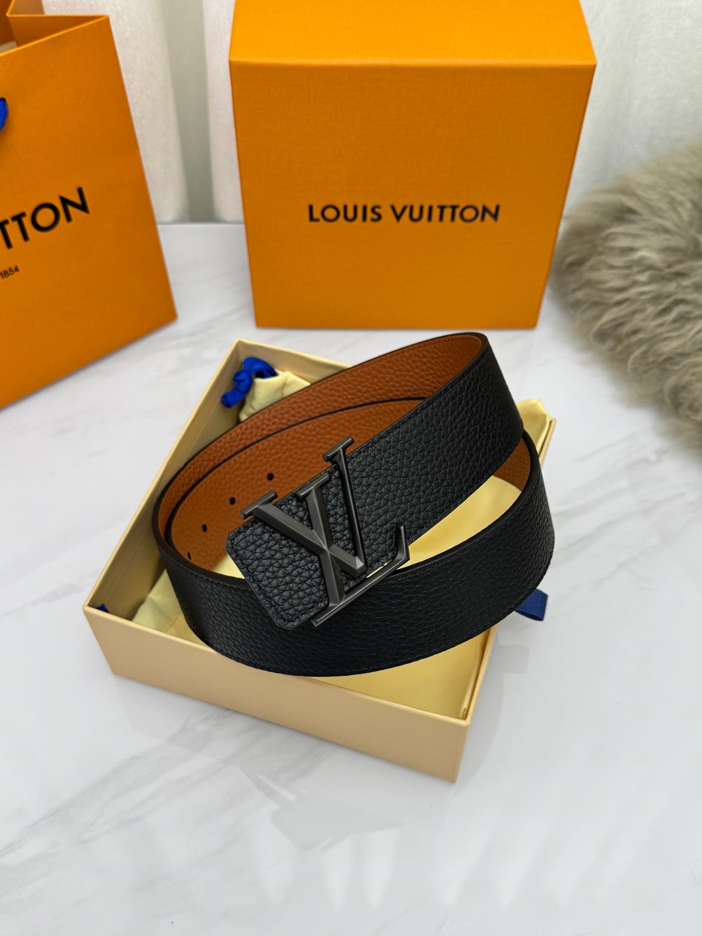 C33003 LV Luxury Modern Style. Featured with elegant and sophisticated design elements. Soft and sturdy straps that can be paired with various garments, from formal dresses to casual wear. Width: 4.0cm — image 1