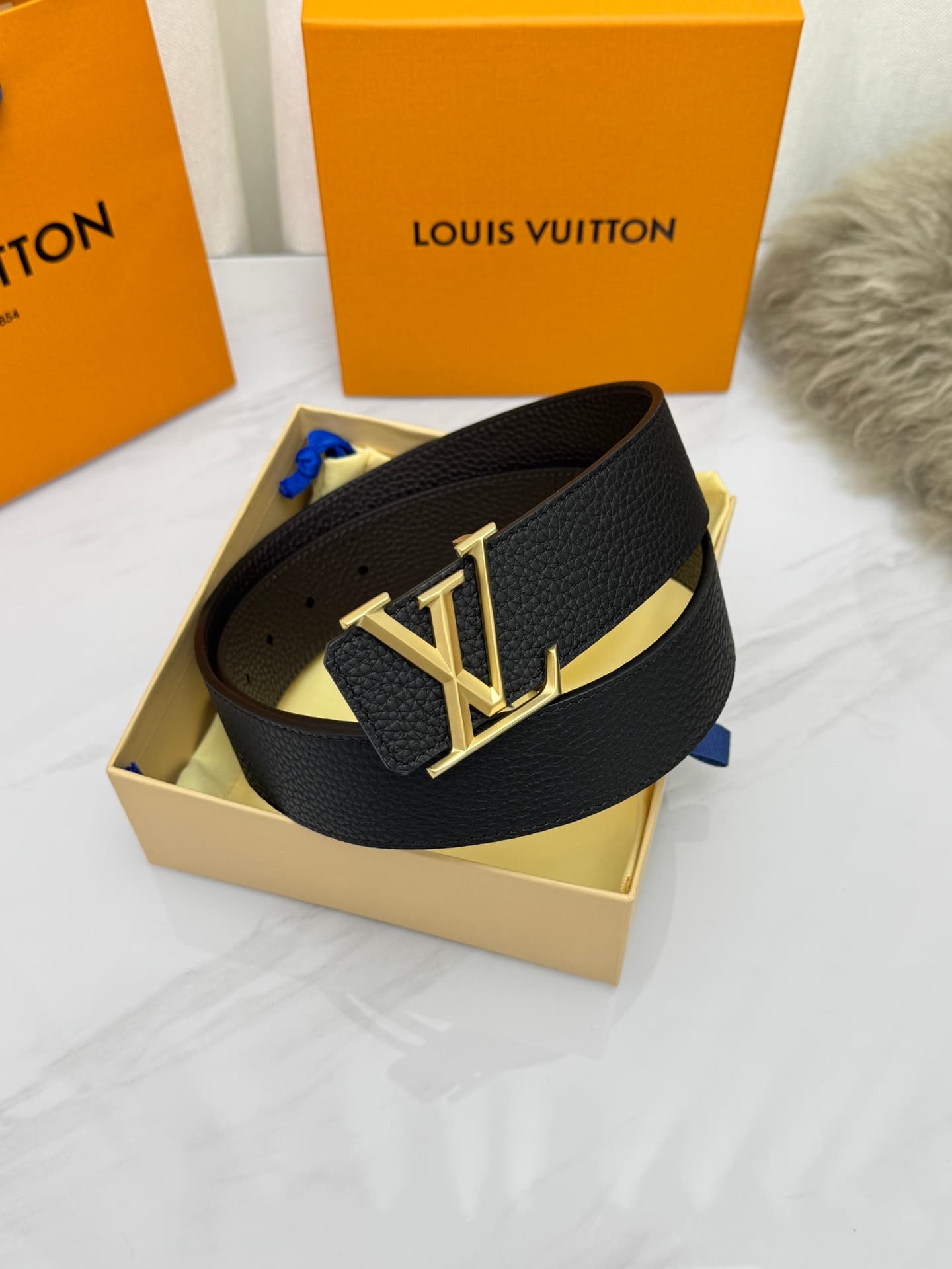 C33000 LV – Luxury modern style. Featured with elegant and sophisticated design elements. Soft and sturdy straps that can be paired with various clothing items, from formal dresses to casual wear. Width: 4.0cm — image 1