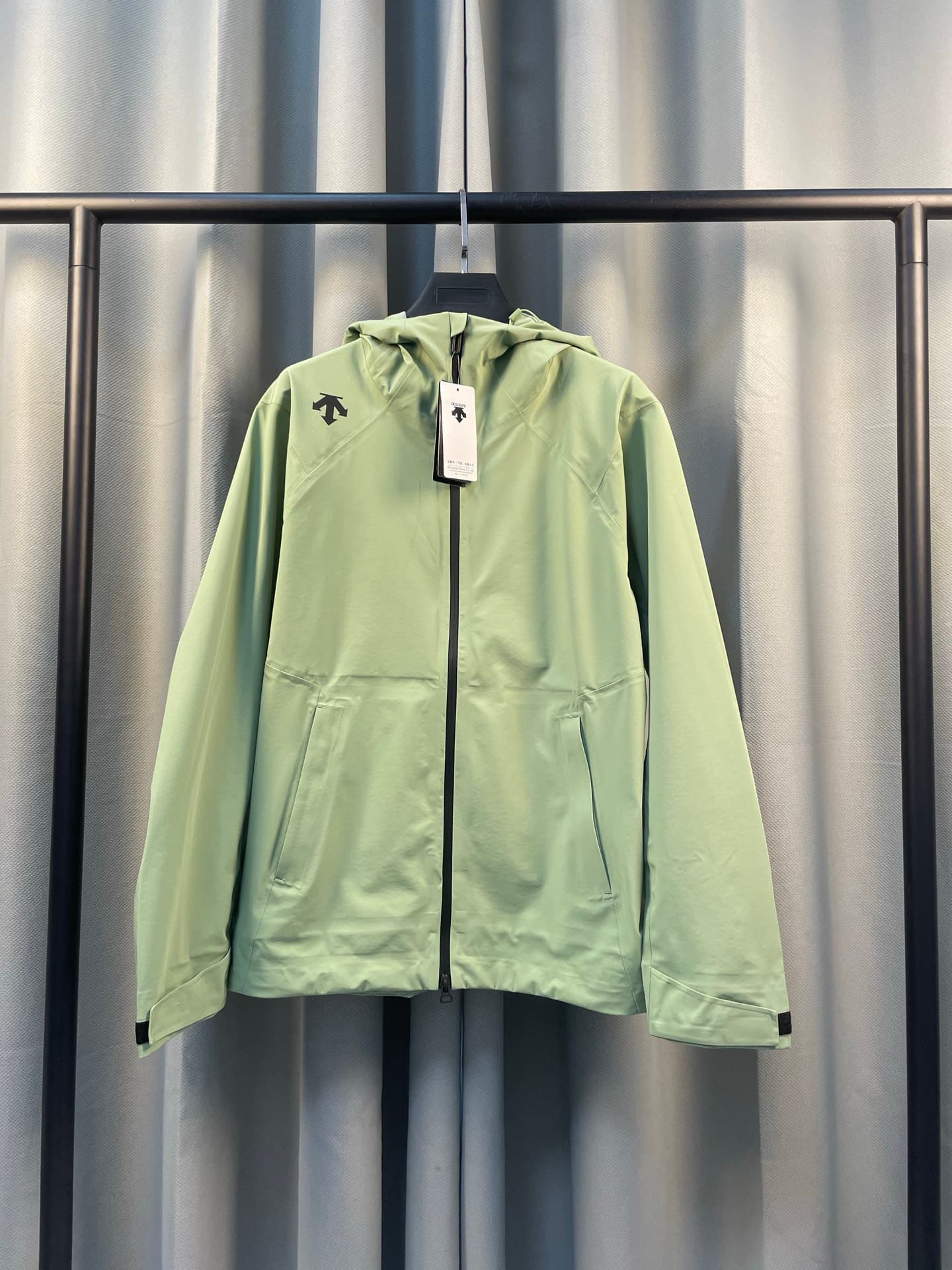 C12535 Descente DESCENTE windproof, waterproof, comfortable caped outdoor jacket; suitable for men and women — image 1