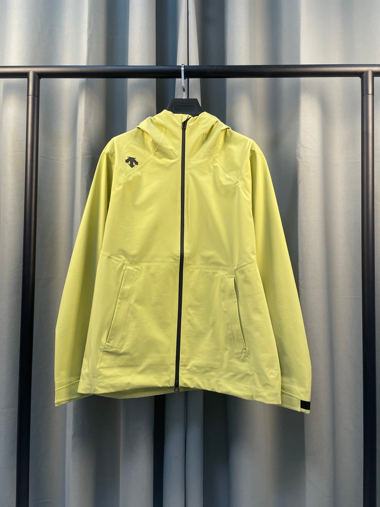 C12534 Descente DESCENTE windproof, waterproof, comfortable caped outdoor jacket; suitable for men and women — image 1