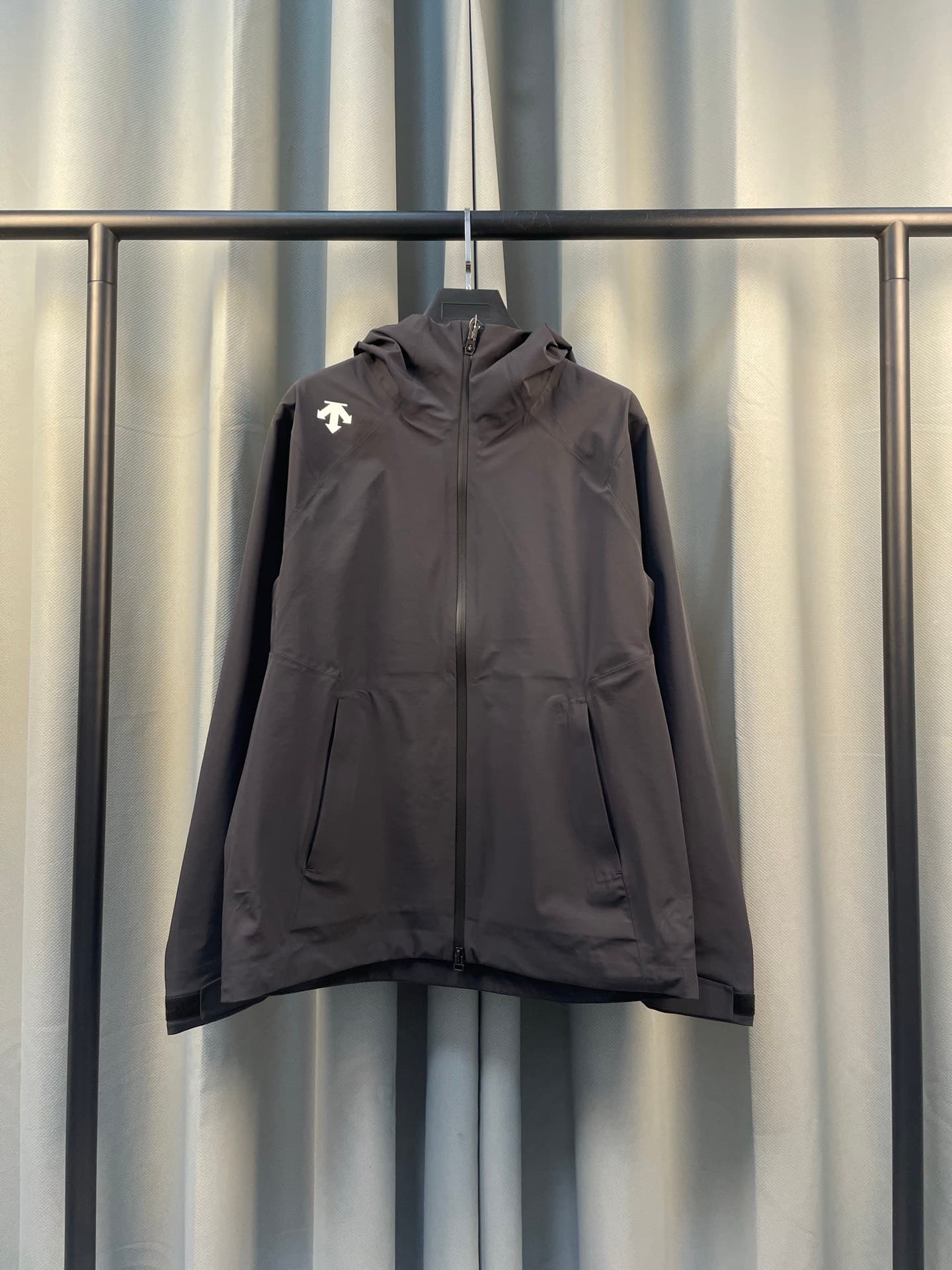 C12533 Descente DESCENTE windproof, waterproof, comfortable caped outdoor jacket; suitable for men and women — image 1