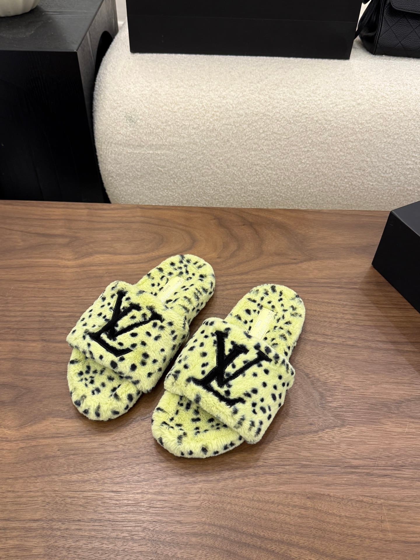 D8948 LV 26K New type of fuzzy slippers! — image 1