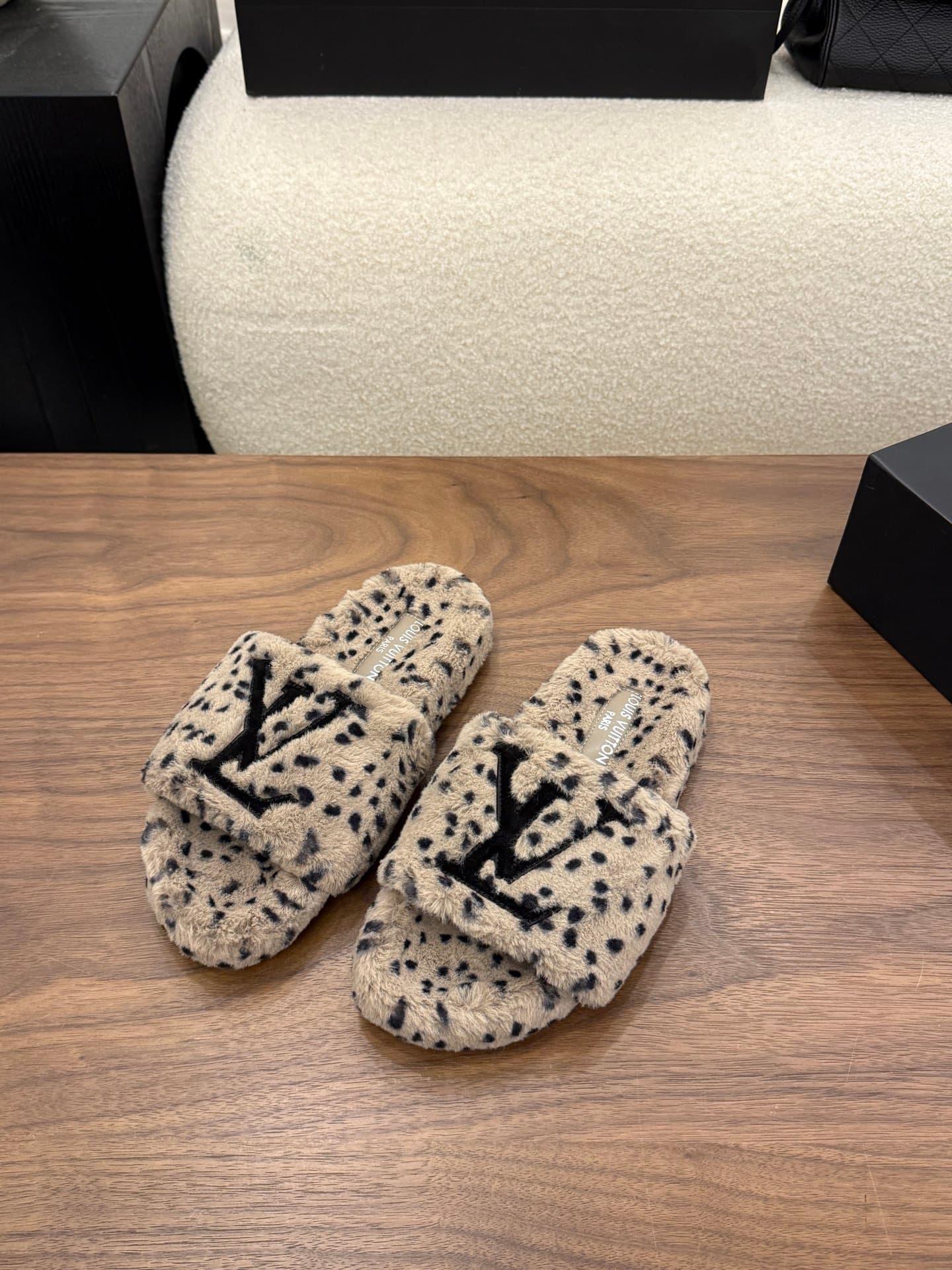 D8950 LV 26K New type of fuzzy slippers! — image 1