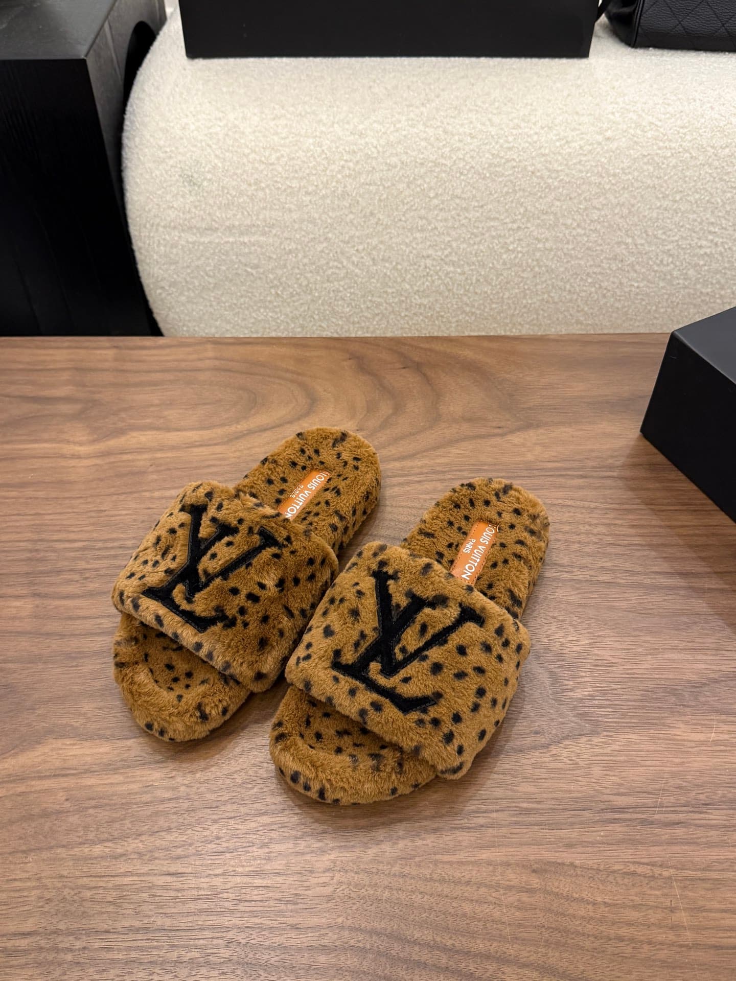 D8949 LV 26K New type of fuzzy slippers! — image 1