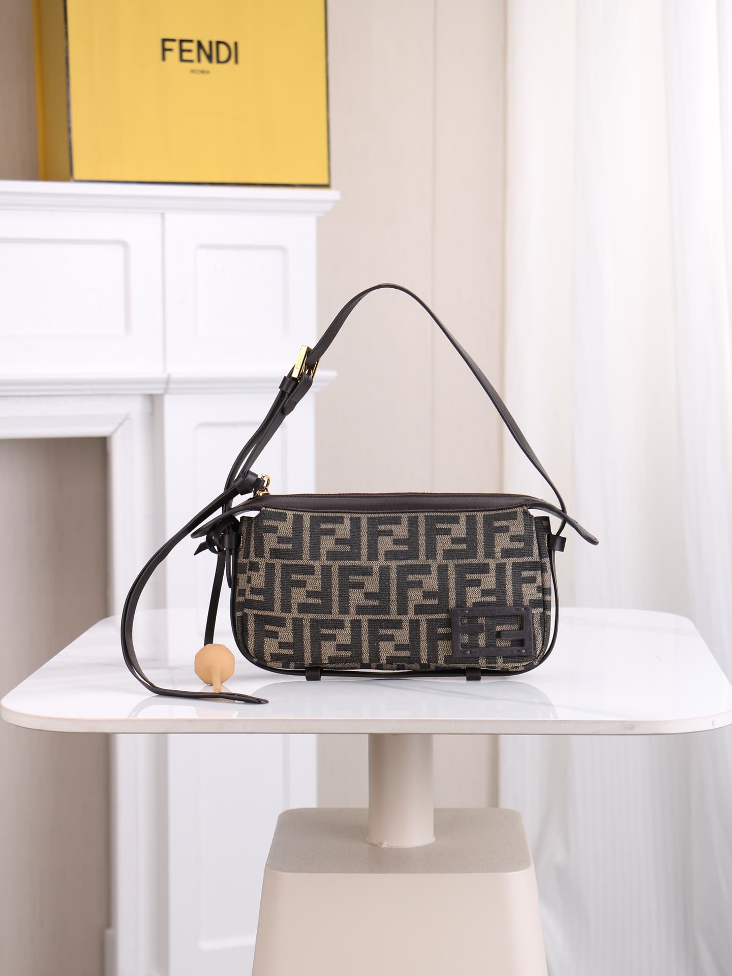C2875 The latest model 7718 features a stylish design with classic embroidery. The fabric is made of deep coffee calf leather, giving it a sophisticated, relaxed look. It has hand-sewn leather-like hardware buttons; this makes it both understated yet eye- — image 1