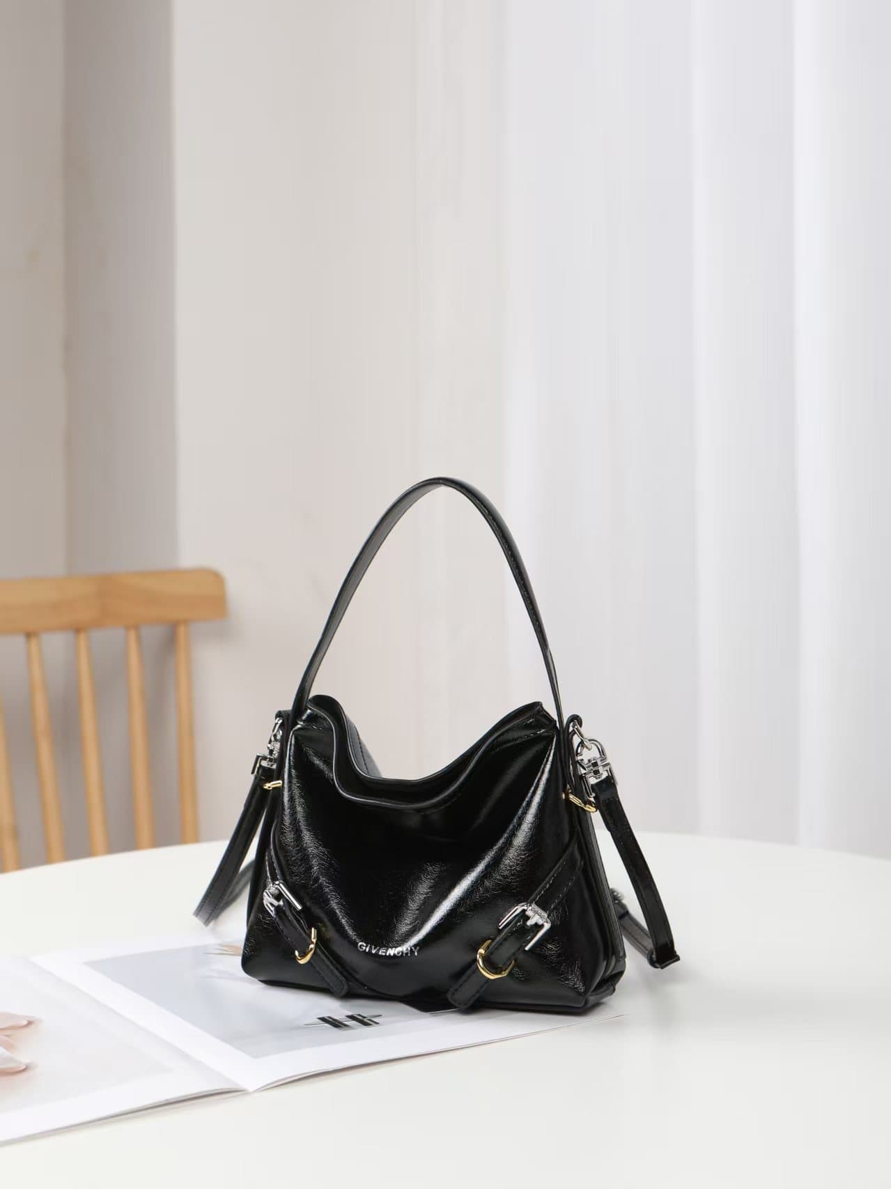 C3159 New model 200. Givenchy/Voyou nano summer collection – cute design, detachable shoulder strap, metal clasp, leather shoulder bag with crossbody function, phone bag, mini size. Top-grade leather, dimensions: 19*16, 5*4 (in centimeters). Model number: