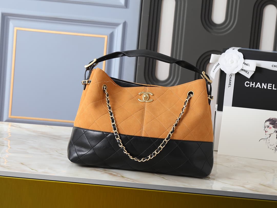 C851 💰 Upgrade from the original AS5634❤️❤️ In stock❤️❤️ 25a Leather bag – a must-have item that stands out in the fashion scene🔥 A masterpiece blending tradition and innovation; inspired by Chanel’s walnut lacquered screens. The distinctive diamond patte — image 1