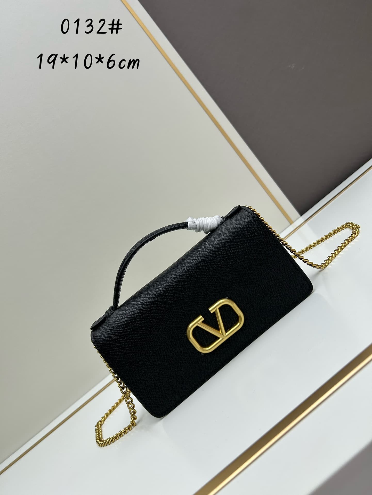 C8282 ¥, New product Valent**o Garavani V Ring with chain carry design: Made from high-quality cowhide leather with distinctive V-shaped logo; gold clasp; detachable iron chain; flip-up feature with insertable magnetic fastener; multiple layers inside, wi — image 1