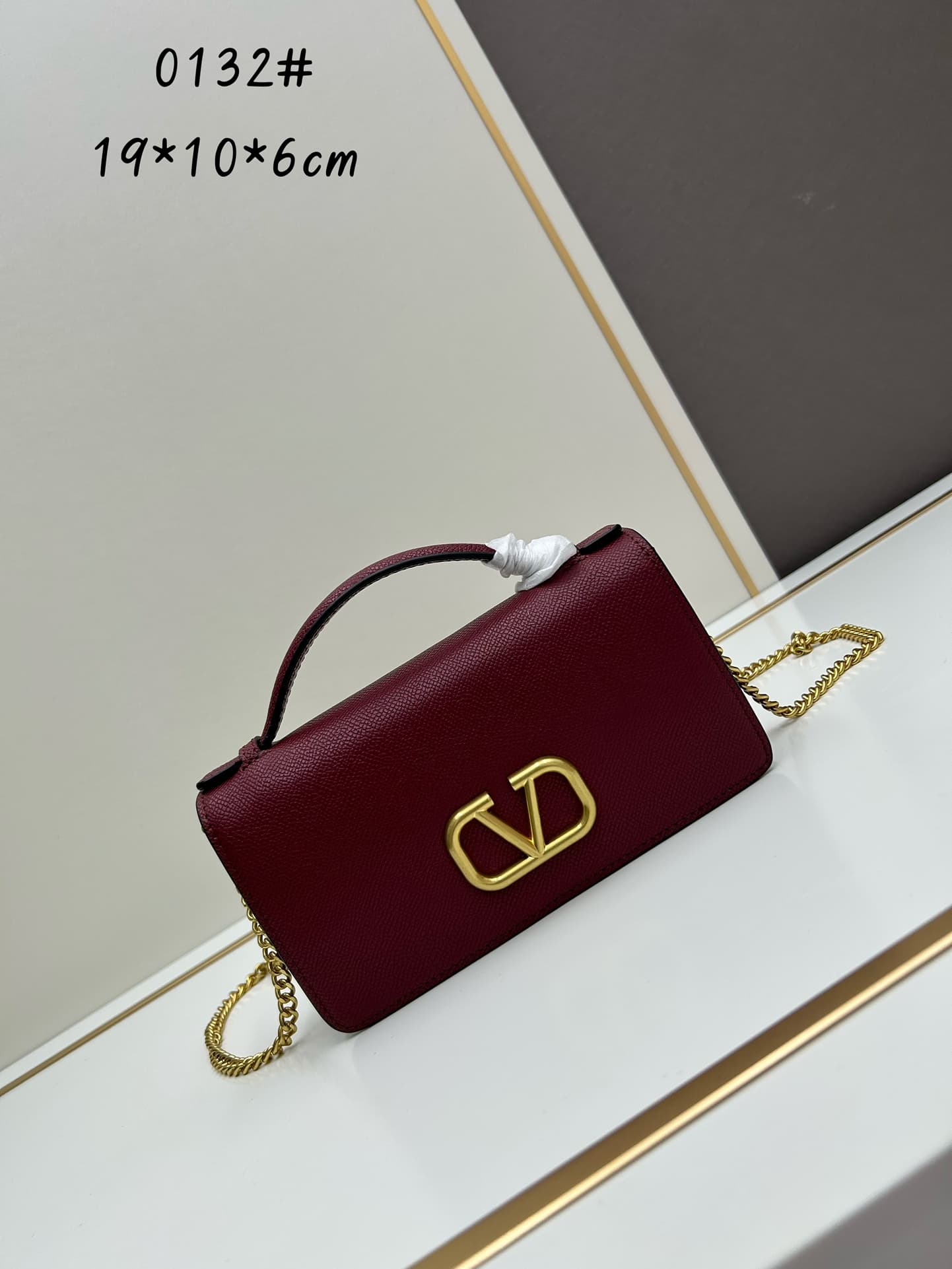 C8281 ¥, New product Valent**o Garavani V Ring with chain handhold design: Made from high-quality cowhide leather with distinctive V-shaped logo, gold clasp. Can be carried by hand; detachable iron chain; flap with insertable magnetic clasp; multiple laye — image 1
