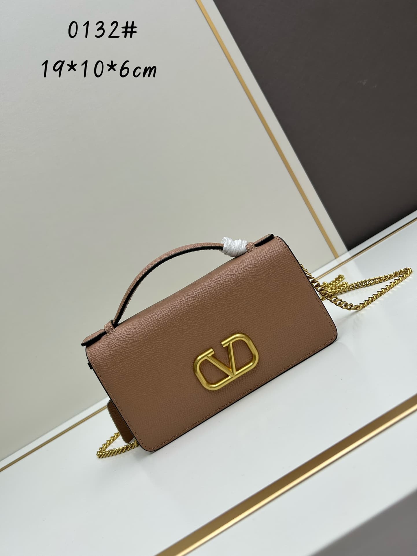 C8280 ¥, New product Valent**o Garavani V Ring with chain carry design: Made from high-quality cowhide leather with distinctive V-shaped logo; features a gold clasp, detachable iron chain, flip-up cover with plug-in magnetic fastener, and multiple interna — image 1