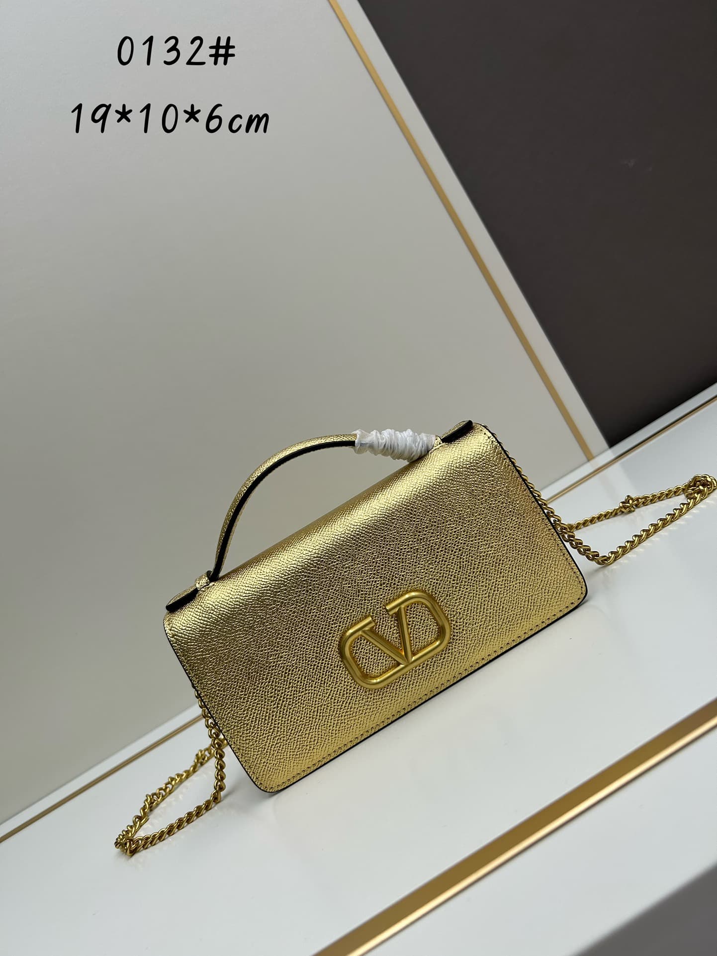 C8279 ¥, New product Valent**o Garavani V Ring with chain handbag design: Made from high-quality cowhide leather with distinctive V-shaped logo, gold clasp; can be carried in hand, detachable iron chain, flip-up feature with plug-in magnetic clasp, multip — image 1