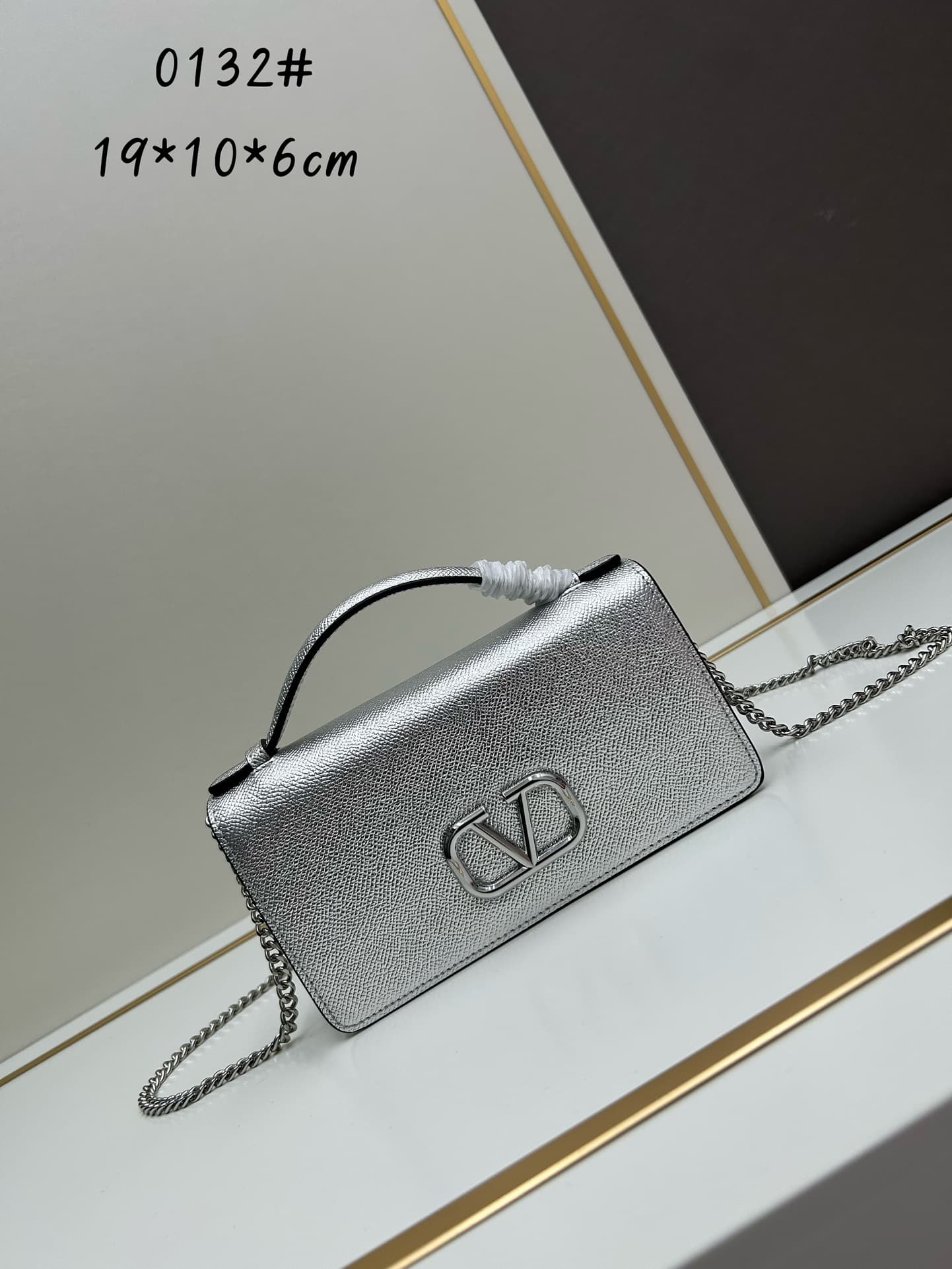 C8278 ¥, New product Valent**o Garavani V Ring with chain carry design: Made from high-quality cowhide leather with distinctive V-shaped logo; can be carried, the chain is detachable, the flap is decorated with an insertable magnetic clasp, and it has mul — image 1