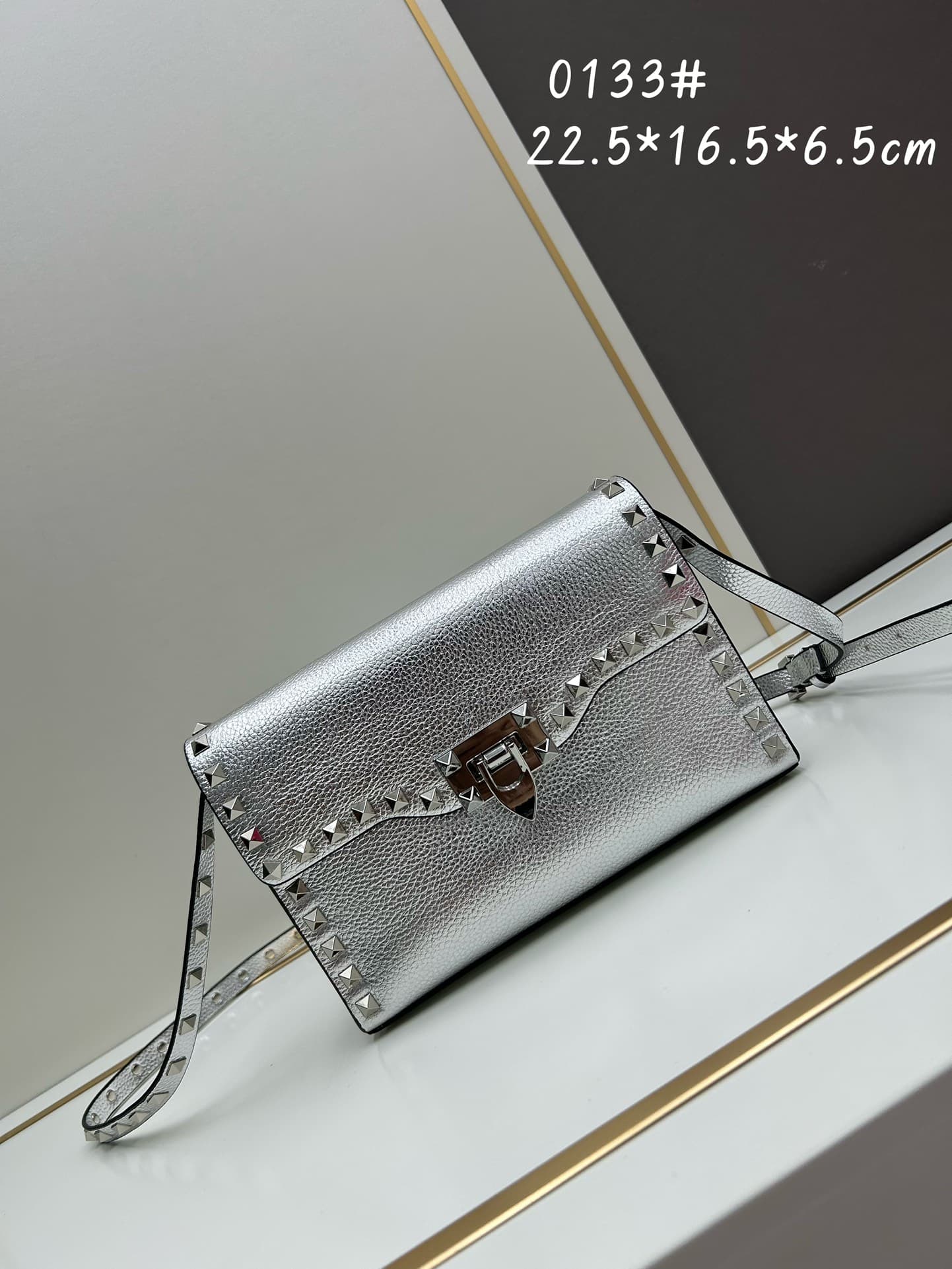 C7758 Valentino Valentino store’s best-selling item 💪 It’s versatile and fashionable; the bag has a great feel, it’s hard to believe! — image 1