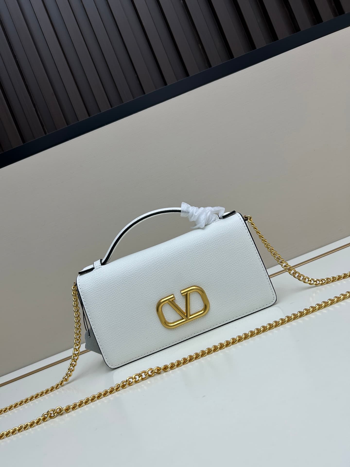 C8277 ¥, New product Valent**o Garavani V-ring design with a chain: Made from high-quality cowhide leather with distinctive V-shaped logo; can be carried by hand; detachable iron chain; flip-up feature with an insertable magnetic clasp; multiple layers in — image 1