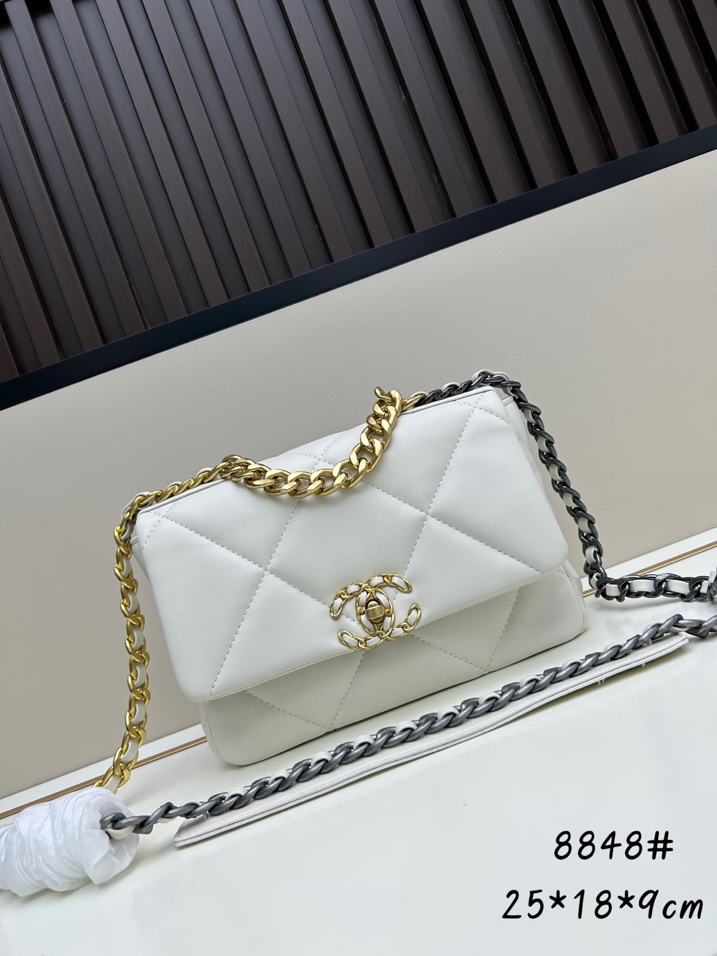 C707 New model bag💰 CHANEL Platinum 19bag||| A truly beautiful “Snow White” style bag – black and gold tones, red color for a festive look; it’s versatile and fashionable. The CHANEL 19bag bag is extremely attractive; it’s an elegant and stylish bag with — image 1