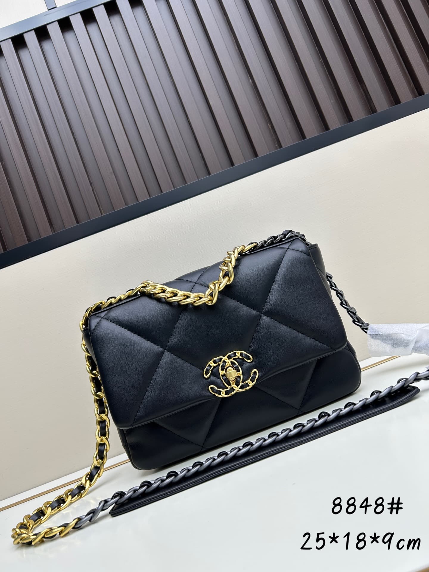 C704 New model bag💰 CHANEL Blanc 19bag||| A truly beautiful Snow White design – black and gold tones, red color for a festive look; it’s versatile and fashionable. The CHANEL 19bag bag is super cute; it’s extremely elegant and stylish, with a delicate app — image 1