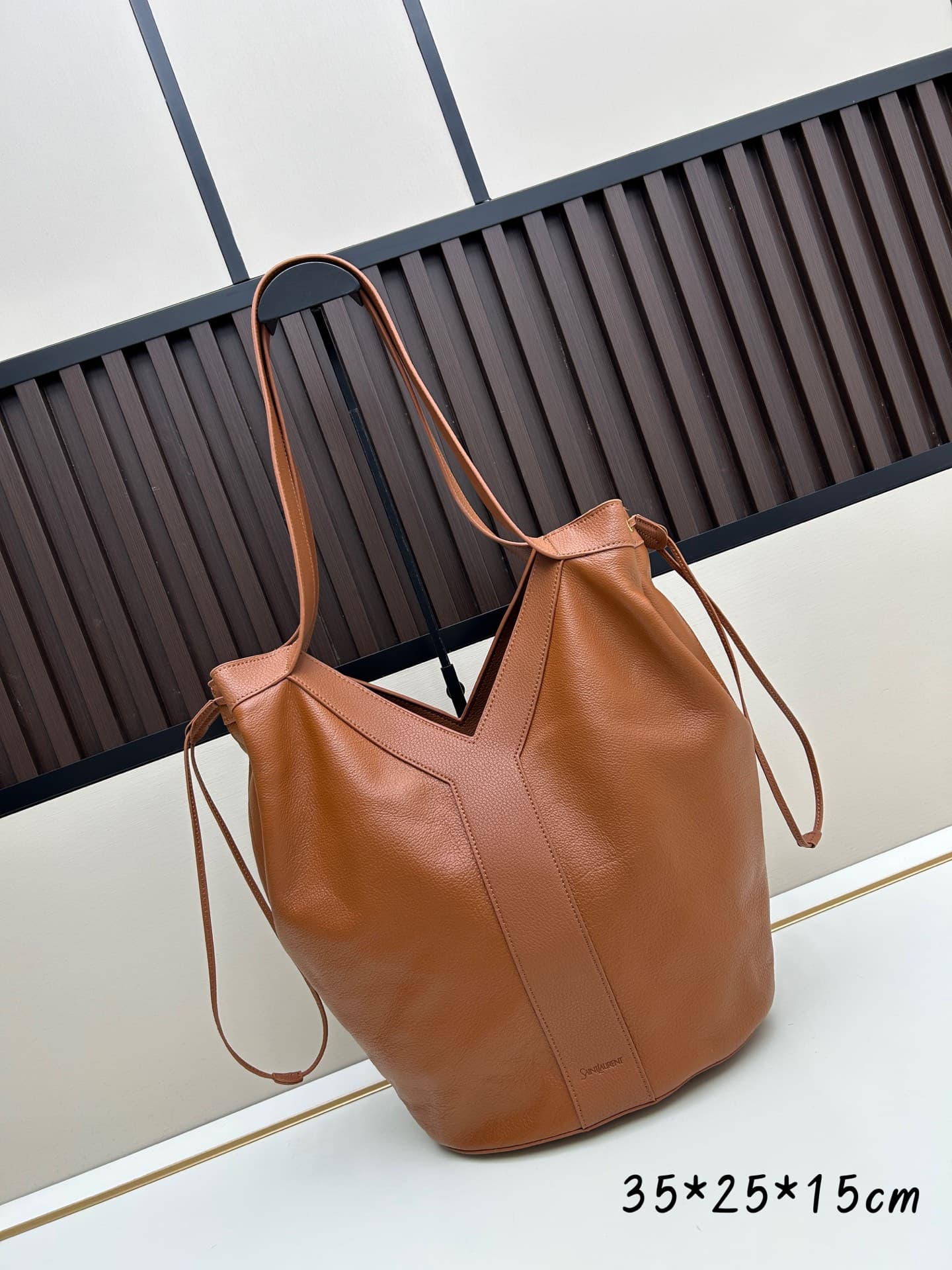 C8740 New Saint Laurent tote bag 【Exclusive background】 Y brand’s new tote bag made of fine grain leather! It features a lining of fur-like material in the same color scheme. The bag is adorned with the elegant Y logo, which draws inspiration from the bra — image 1