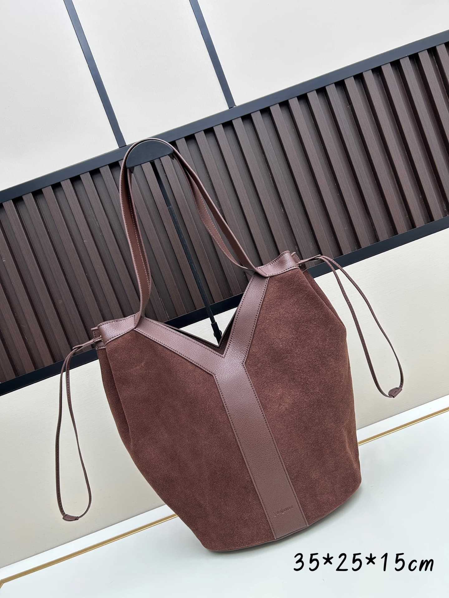 C8739 New Saint Laurent tote bag 【Exclusive background】 Y brand’s new fine-textured leather tote bag! It features a full lining of the same colorful fur texture material. The bag is adorned with the elegant Y logo inspired by the brand’s historical collec — image 1