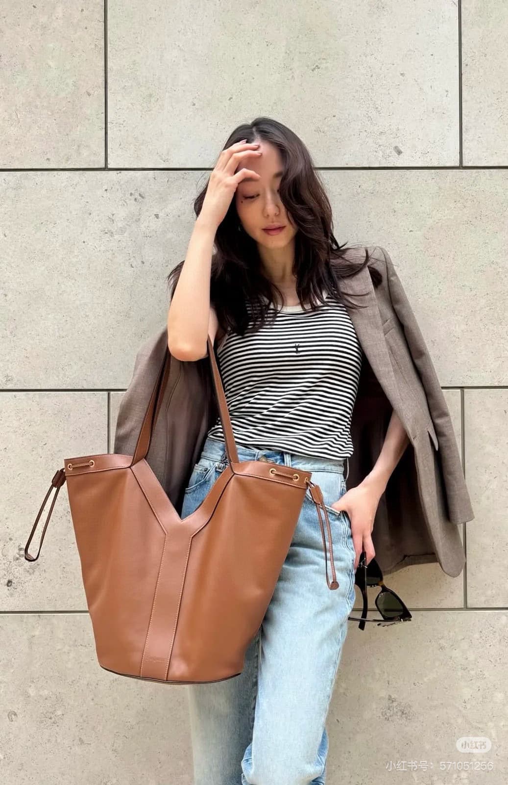 C8742 New Saint Laurent tote bag 【Exclusive background】Y brand’s new tote bag made of fine grain leather! It features a lining of the same color as the leather – beautifully designed Y logo inspired by the brand’s historical collections. The bag has a lig — image 1