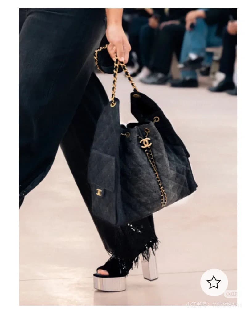 C835 New model 💰 Imported Chanel handbag 25|||The new “Chanel 25bag” is another “It Bag” after Chanel 22bag! Its design is classic and practical, incorporating the three iconic elements of the brand: chevron-stitched fabric, leather straps, and double C b — image 1