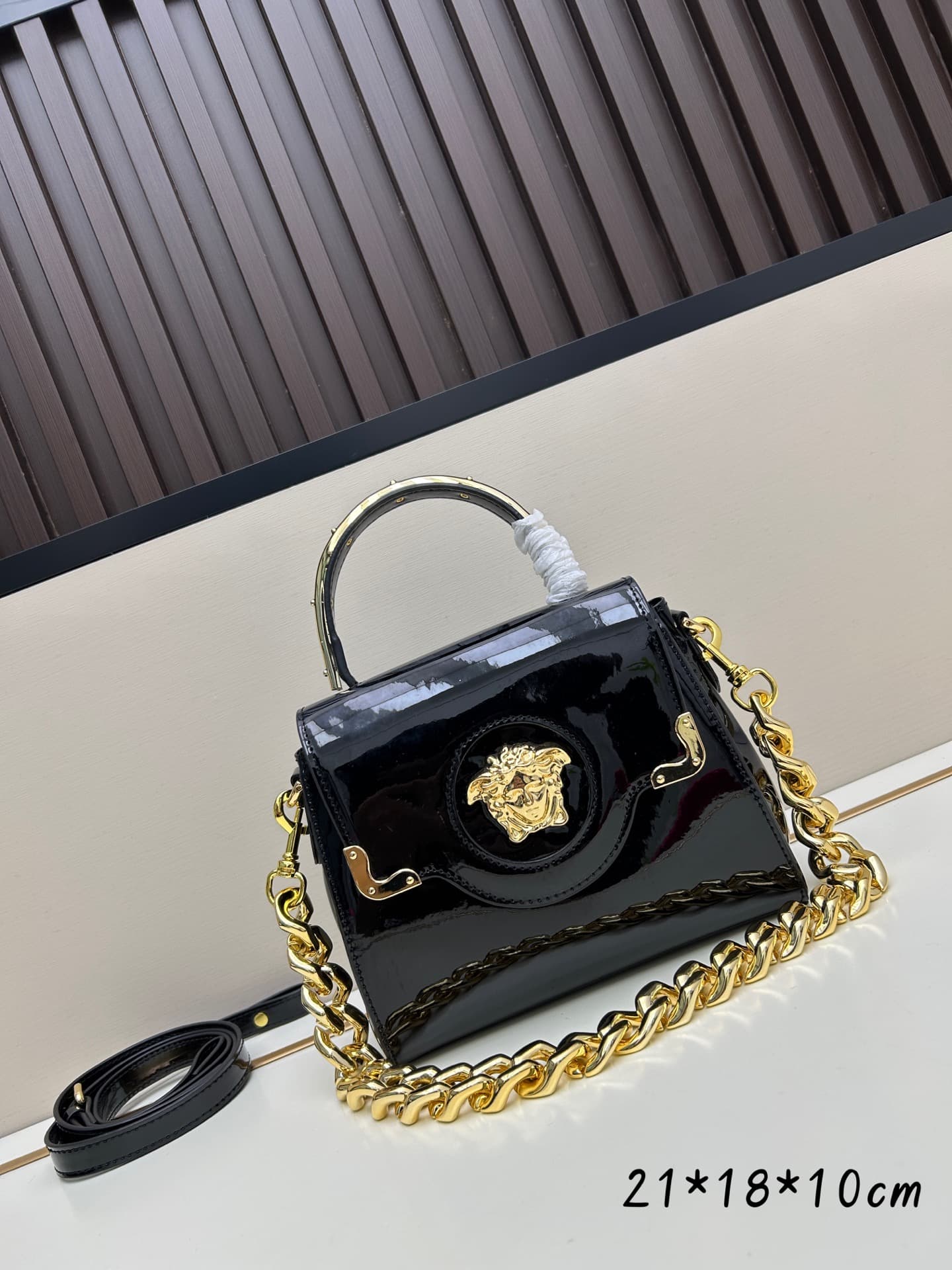 C8391 New product launched 🆕 Versace VERACE women’s crossbody bag. Made of plain leather and shiny leather, with new finishes. The new version also features a detachable shoulder strap 2. It’s a brand-new crossbody bag. The LaMedusa metal handle is includ — image 1