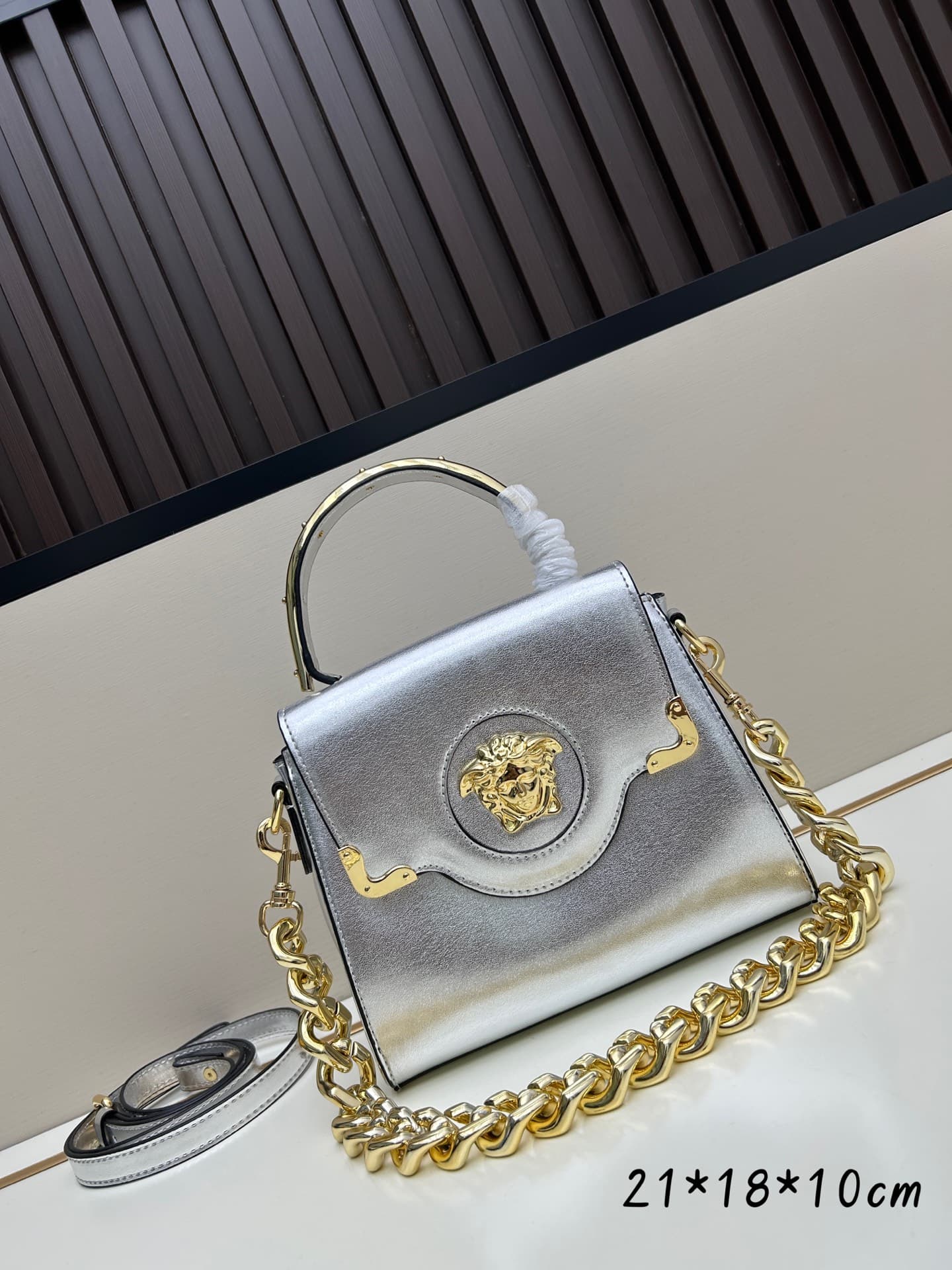 C8390 New product launched 🆕 Versace VERACE women’s crossbody bag. Made of plain leather and glossy leather, with new finishes. The new model also features a detachable shoulder strap 2. It’s a brand-new crossbody bag, and the LaMedusa metal handle… — image 1