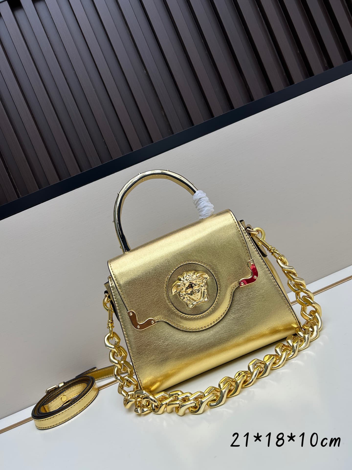 C8389 New product launched 🆕 Versace VERACE women’s crossbody bag. Made of plain leather and shiny leather, with new finishes. The new model also features a detachable shoulder strap 2. It’s a brand-new crossbody bag. The LaMedusa metal handle is also inc — image 1