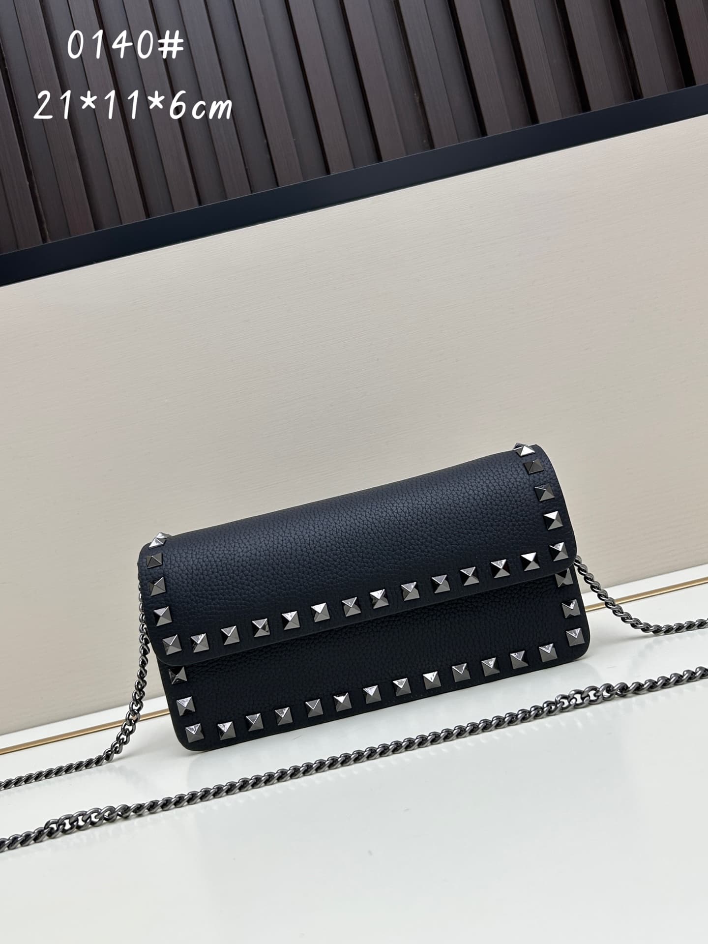 C8268 New product Valent**o Garavani V Ring with chain carry design: Made from fine leather with lace patterns, featuring distinctive and classic rivets. It can be carried in hand; the detachable iron chain allows easy opening. The flap is adorned with pl — image 1