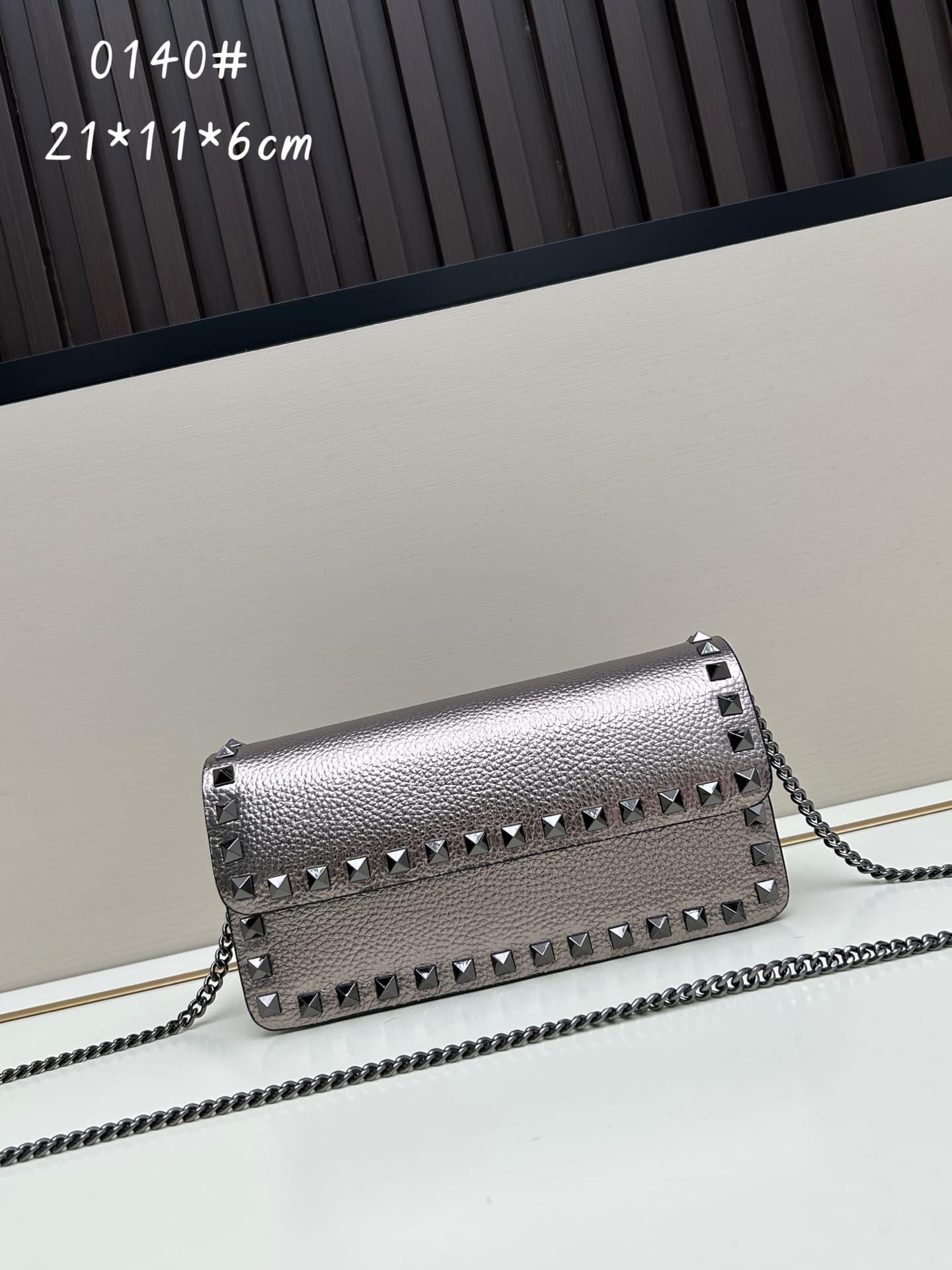 C8267 New product Valent**o Garavani V Ring with chain carrying design: Made from fine leather with lace patterns; distinctive and classic rivets. It can be carried, the chain is detachable; the flap is adorned with insertable magnetic buckles. It has mul — image 1