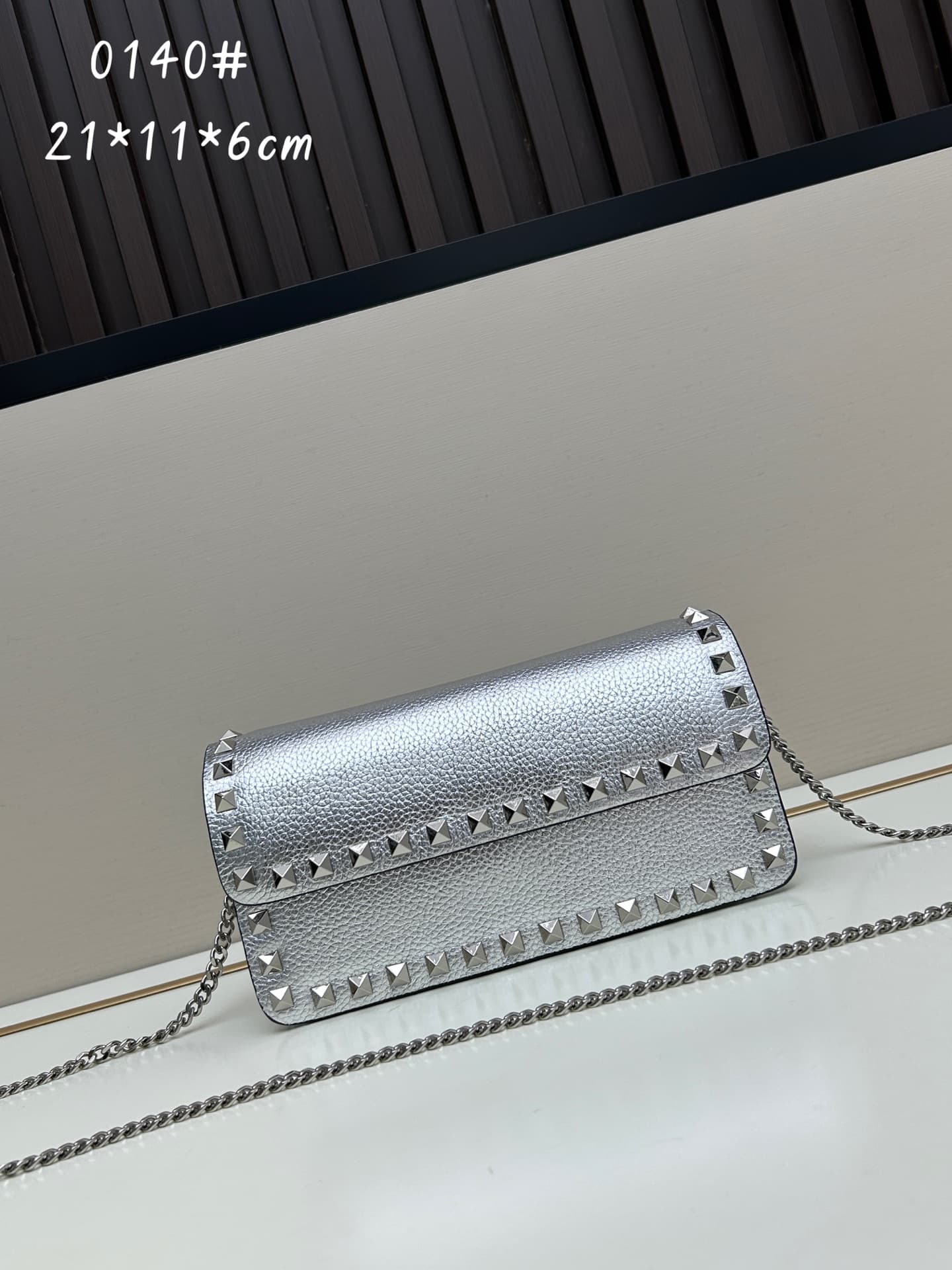 C8266 New product Valent**o Garavani V Ring with chain-handling design: Made from fine leather of Lichi-patterned cowhide, featuring prominent and classic rivets. It can be carried by hand; the detachable iron chain allows easy opening. The flap is decora — image 1