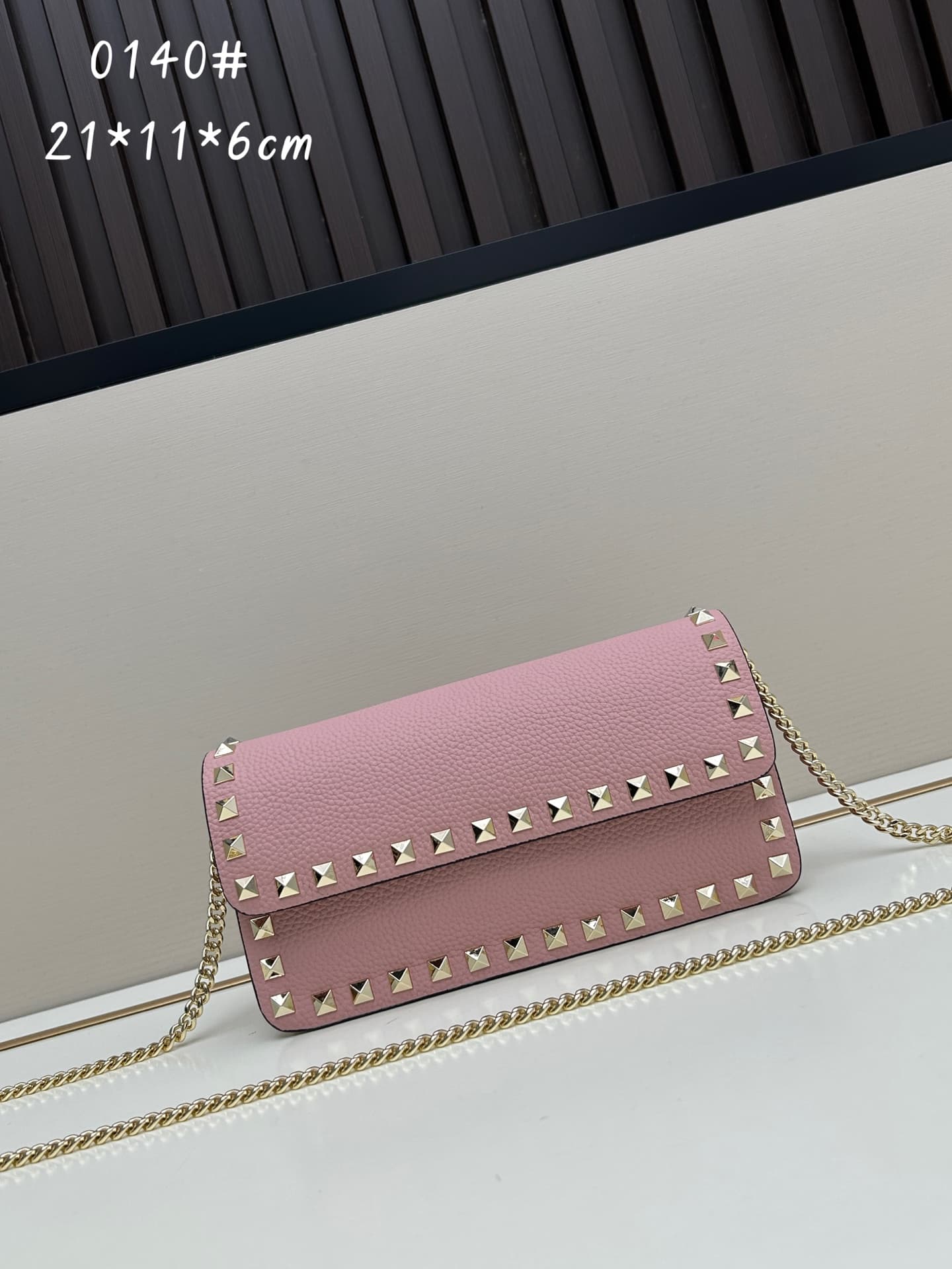 C8265 New product Valent**o Garavani V Ring with chain-handling design: Made from fine Leather Cowhide, featuring eye-catching classic rivets. It can be carried in hand, has detachable iron chains, a flip cover with an insertable magnetic clasp, multiple — image 1