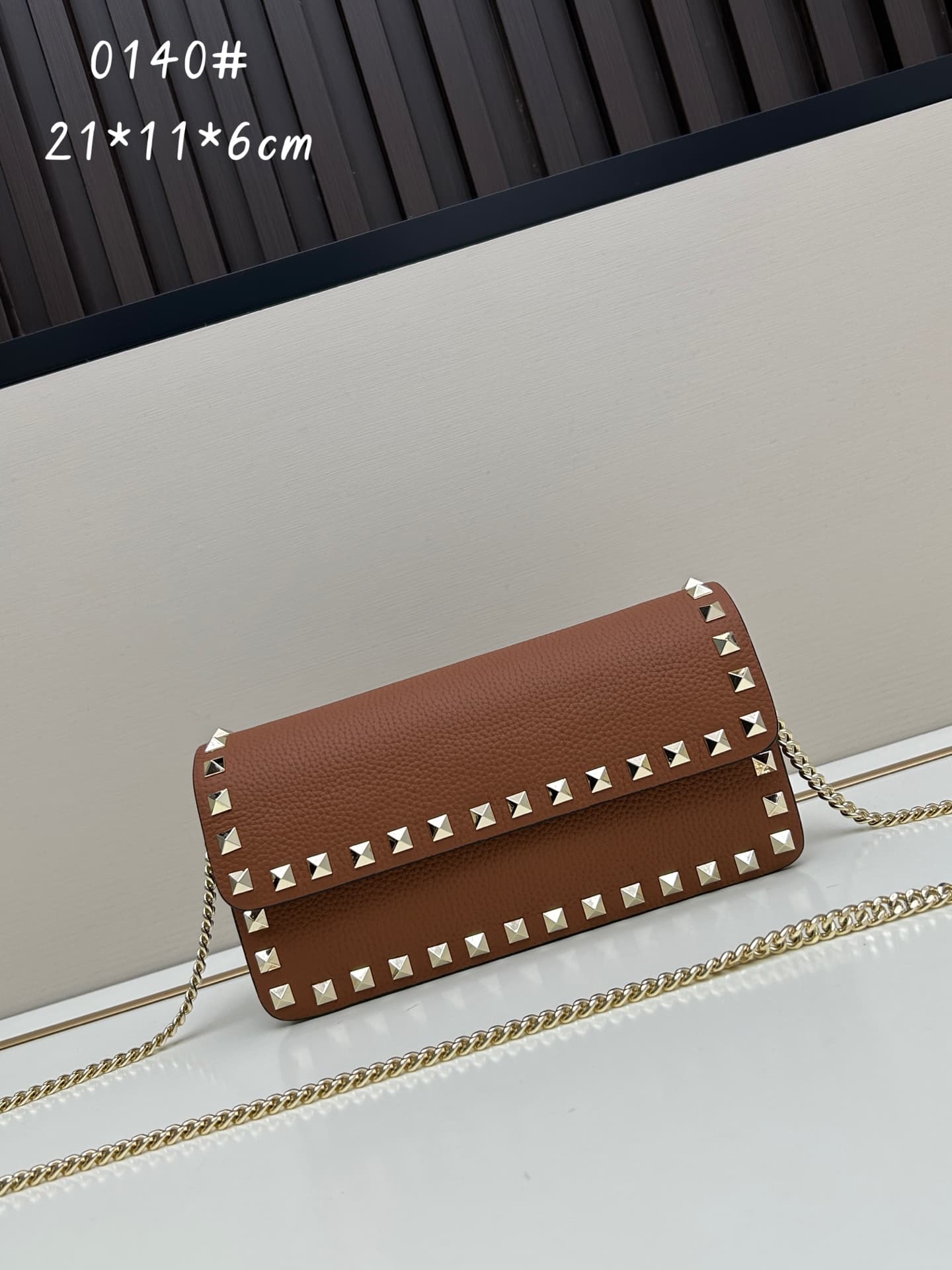 C8264 New product Valent**o Garavani V Ring with chain-carrying design: Made from fine leather of the Lijin breed, featuring prominent and classic rivets. It can be carried by hand; has detachable iron chains; the flap is decorated with insertable magneti — image 1