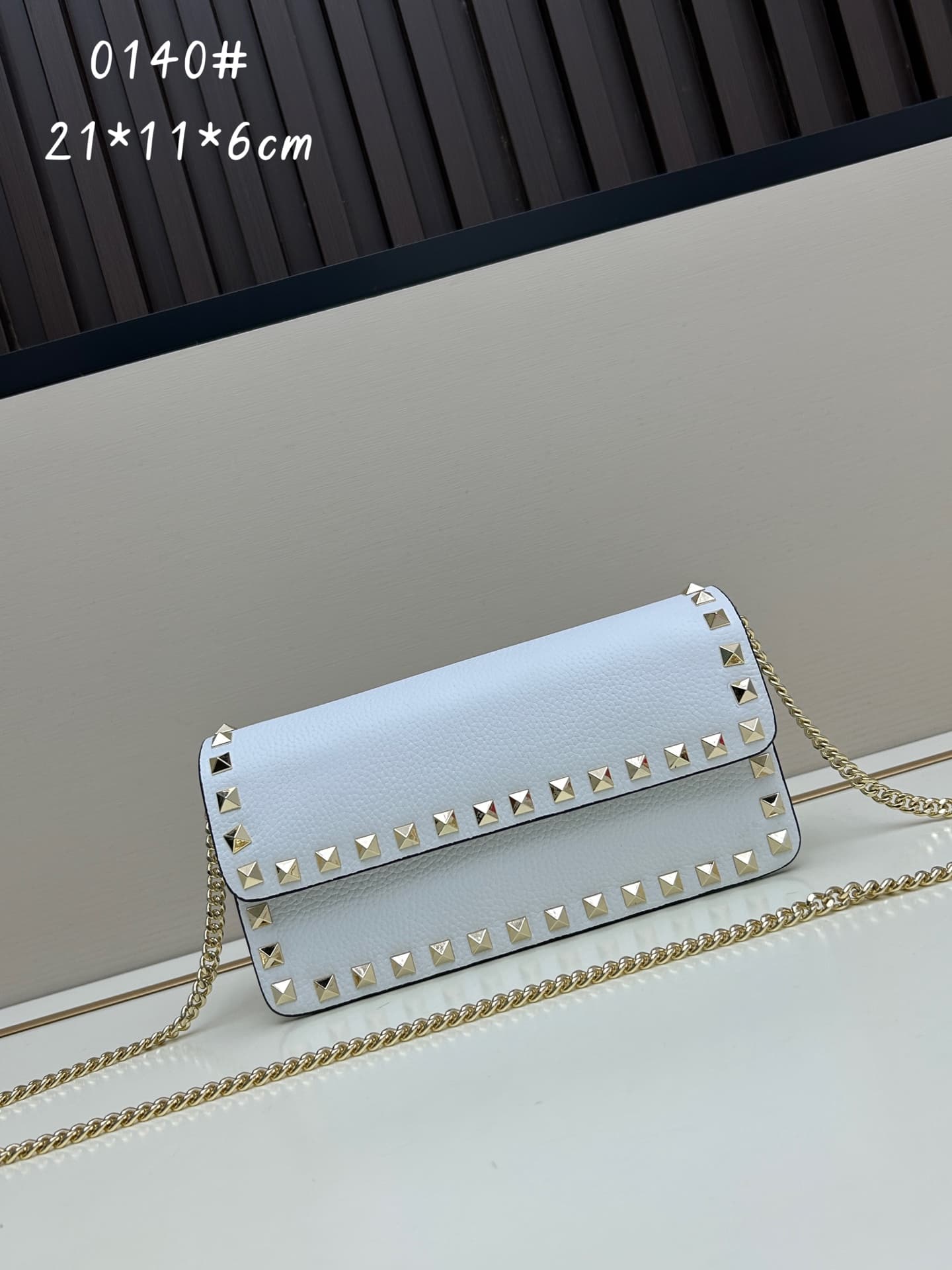 C8263 New product Valent**o Garavani VRING with chain-carrying design: Made from fine leather with lace patterns; distinctive and classic rivets. It can be carried by hand, has detachable iron chains, a flip-up cover with insertable magnetic fasteners, mu — image 1