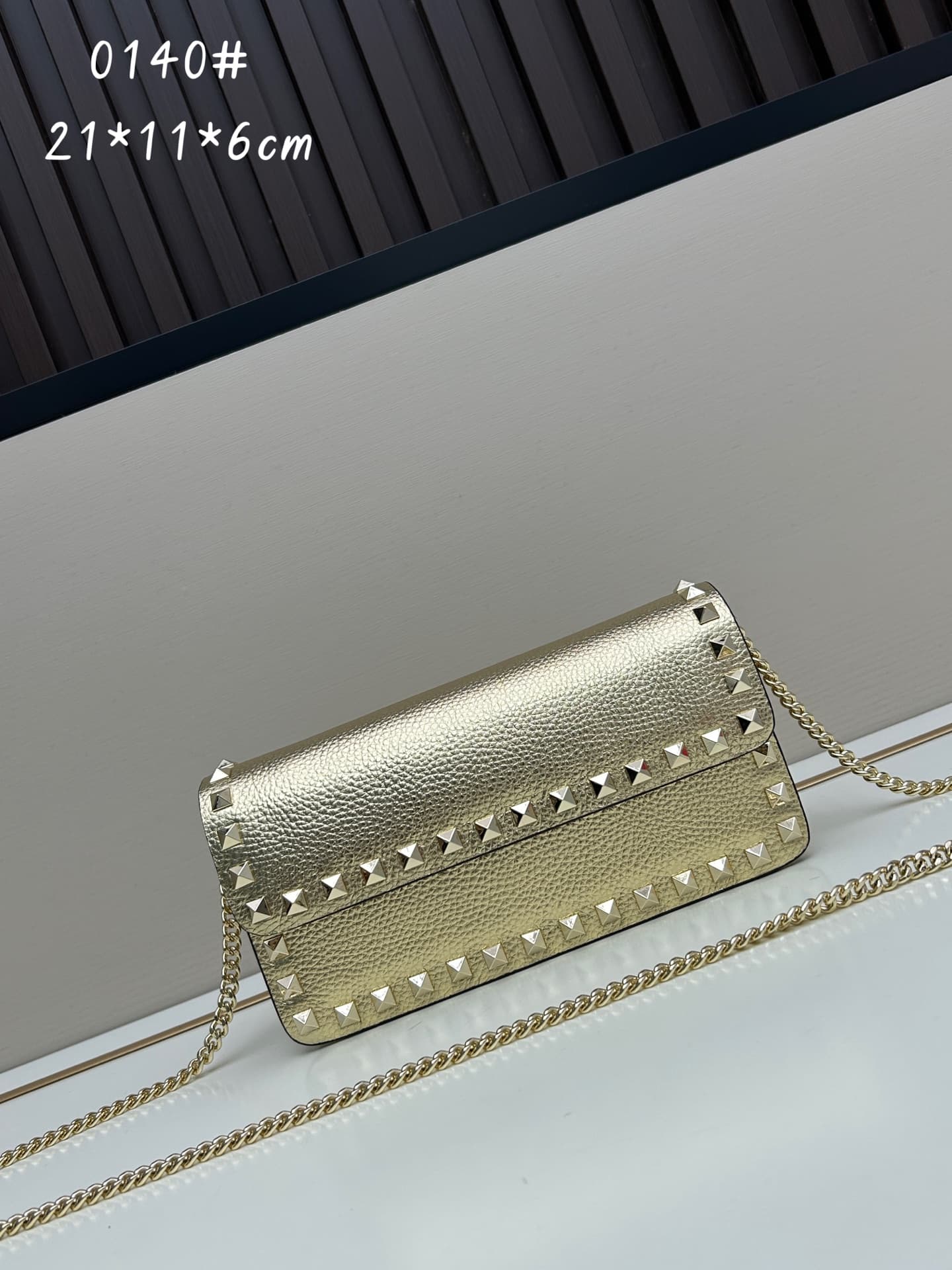 C8262 New product Valent**o Garavani V Ring with chain-handling design: Made from fine leather of Leather, featuring distinctive and classic rivets. It can be carried in hand, has detachable iron chains, a flip-up cover with an insertable magnetic clasp, — image 1