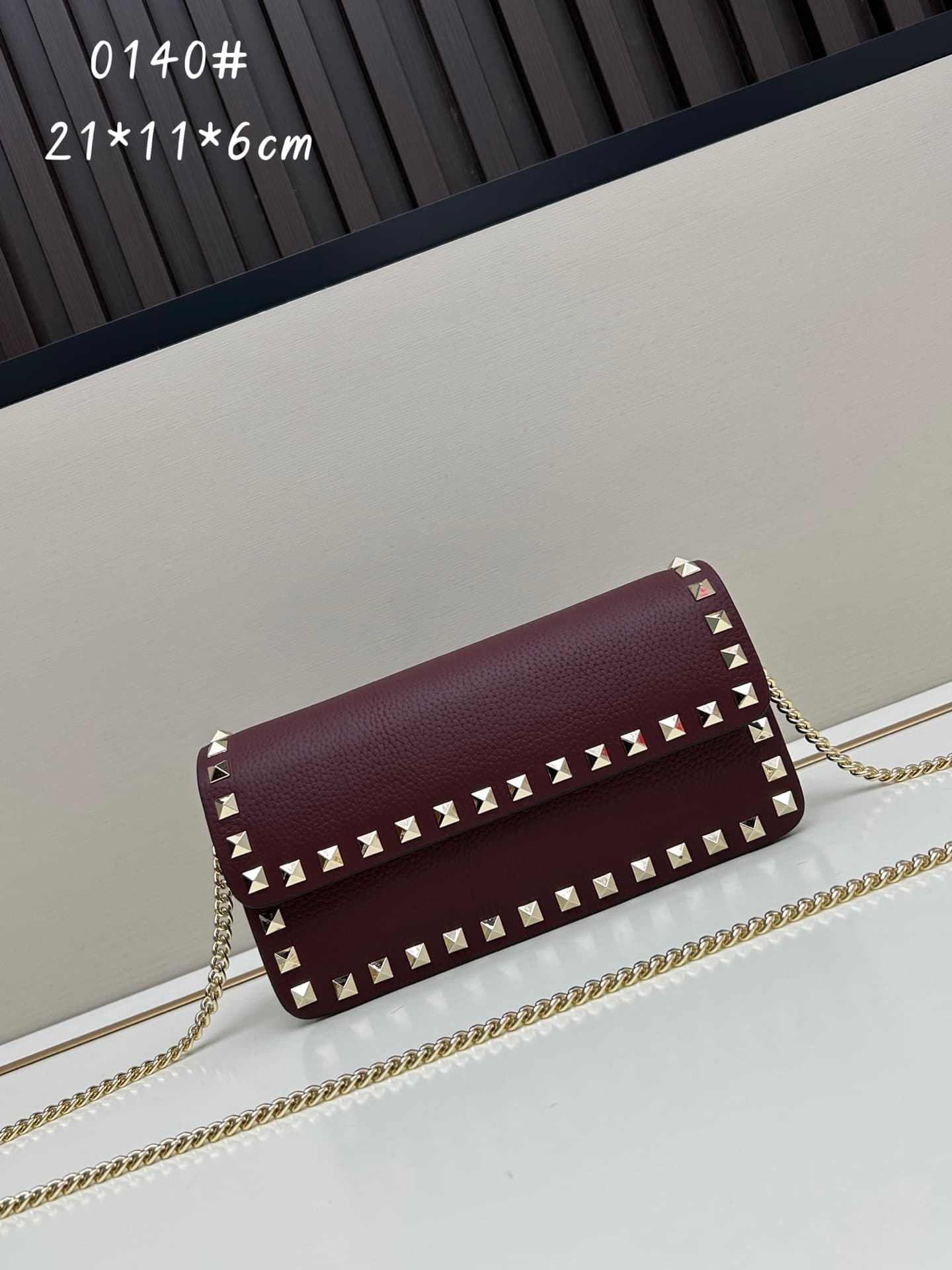 C8261 New product Valent**o Garavani V Ring with chain handle design: Made from fine leather with lace patterns, distinctive and classic rivets. It can be carried in hand, has a detachable iron chain, a flip-up cover with an insertable magnetic fastener, — image 1