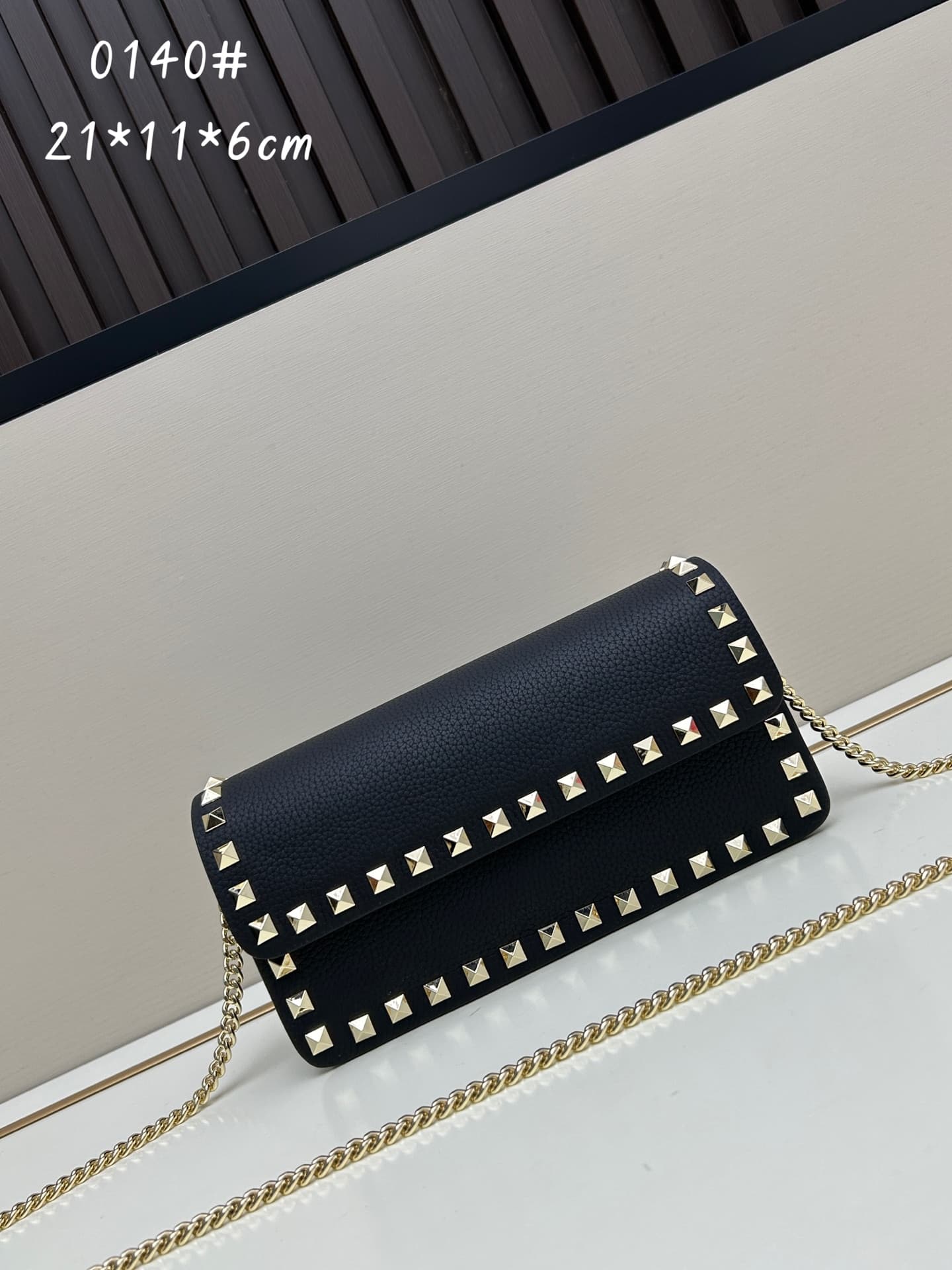 C8260 New product Valent**o Garavani V Ring with chain-handling design: Made from fine leather of the Litchi pattern, featuring prominent and classic rivets. It can be carried by hand; the detachable iron chain allows easy opening. The flap is adorned wit — image 1
