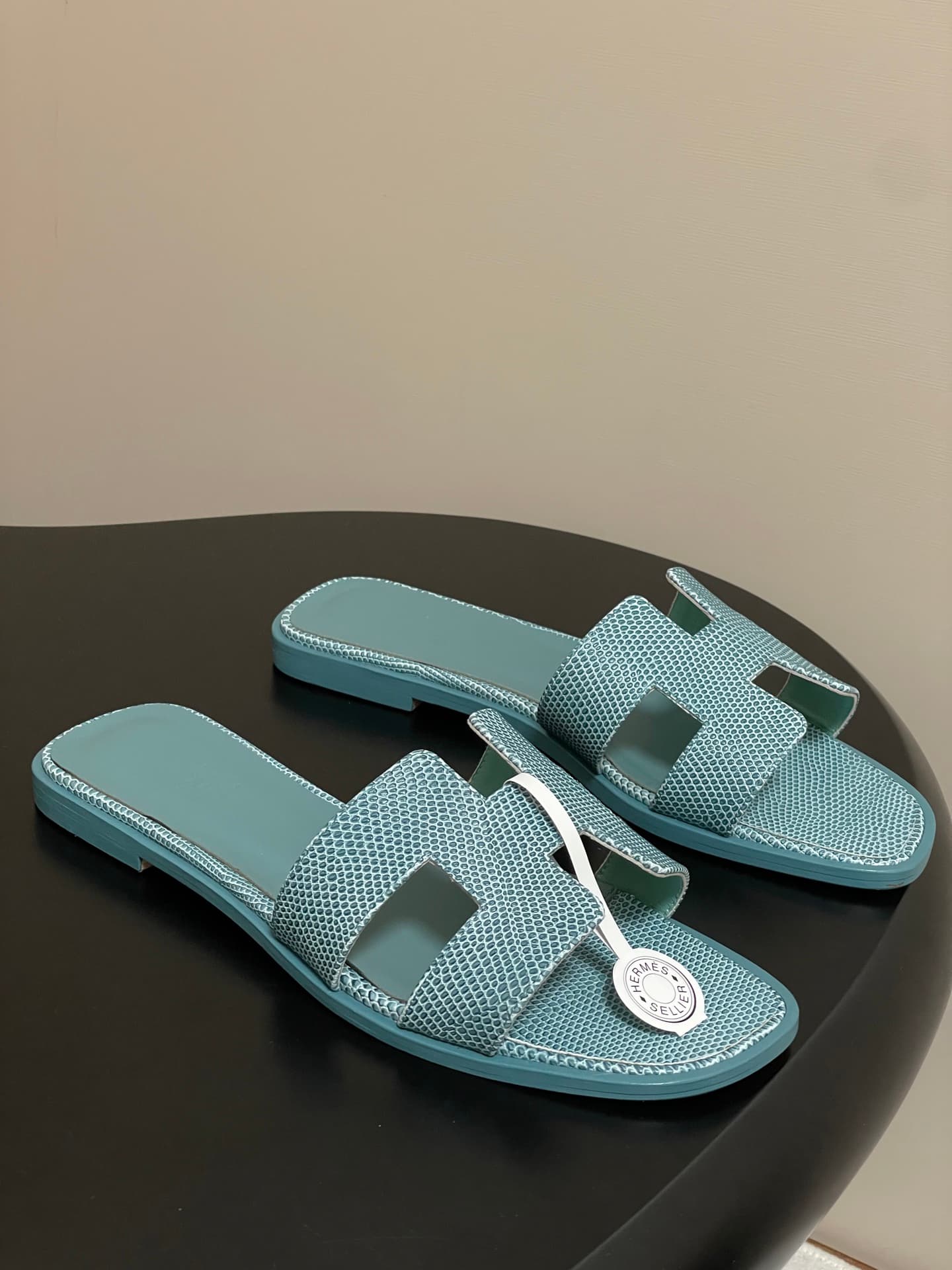 D8117 – Top-quality products (come with high-end gift boxes or scarves) — image 1
