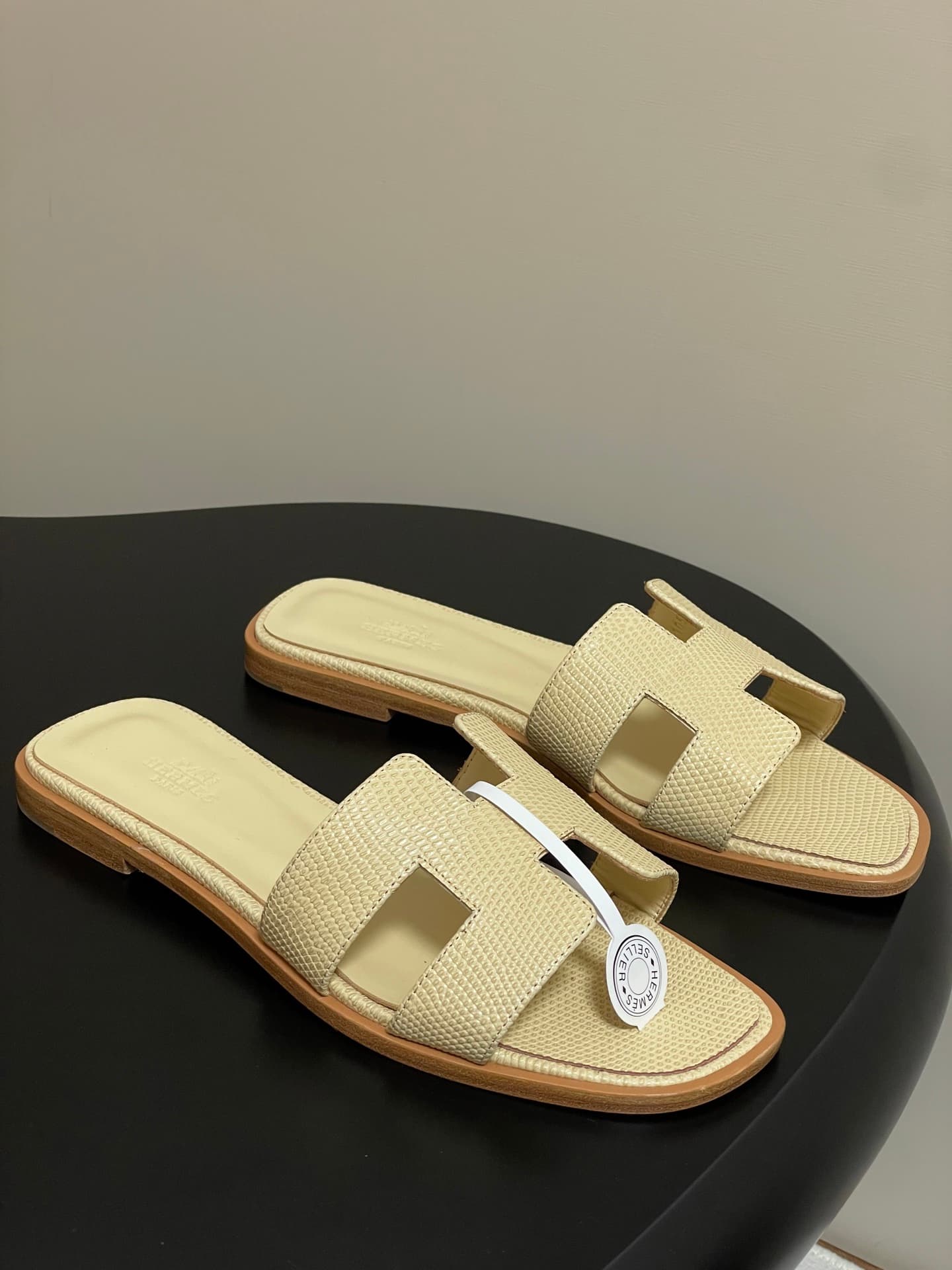 D8118 – Top-quality (come with high-end travel cases/scarves) — image 1