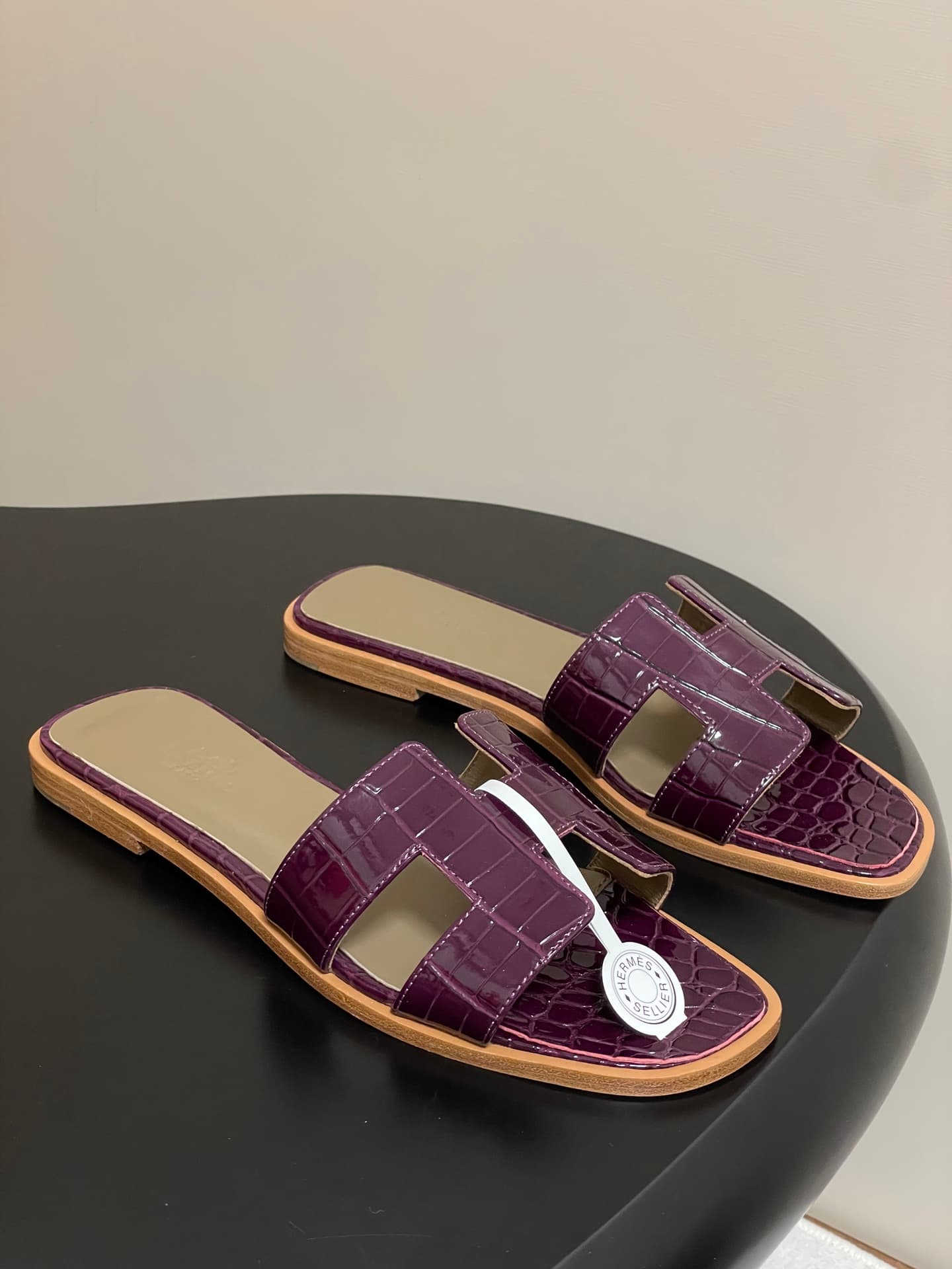 D8098 – Top-quality products (come with high-end packaging boxes/scarves) — image 1
