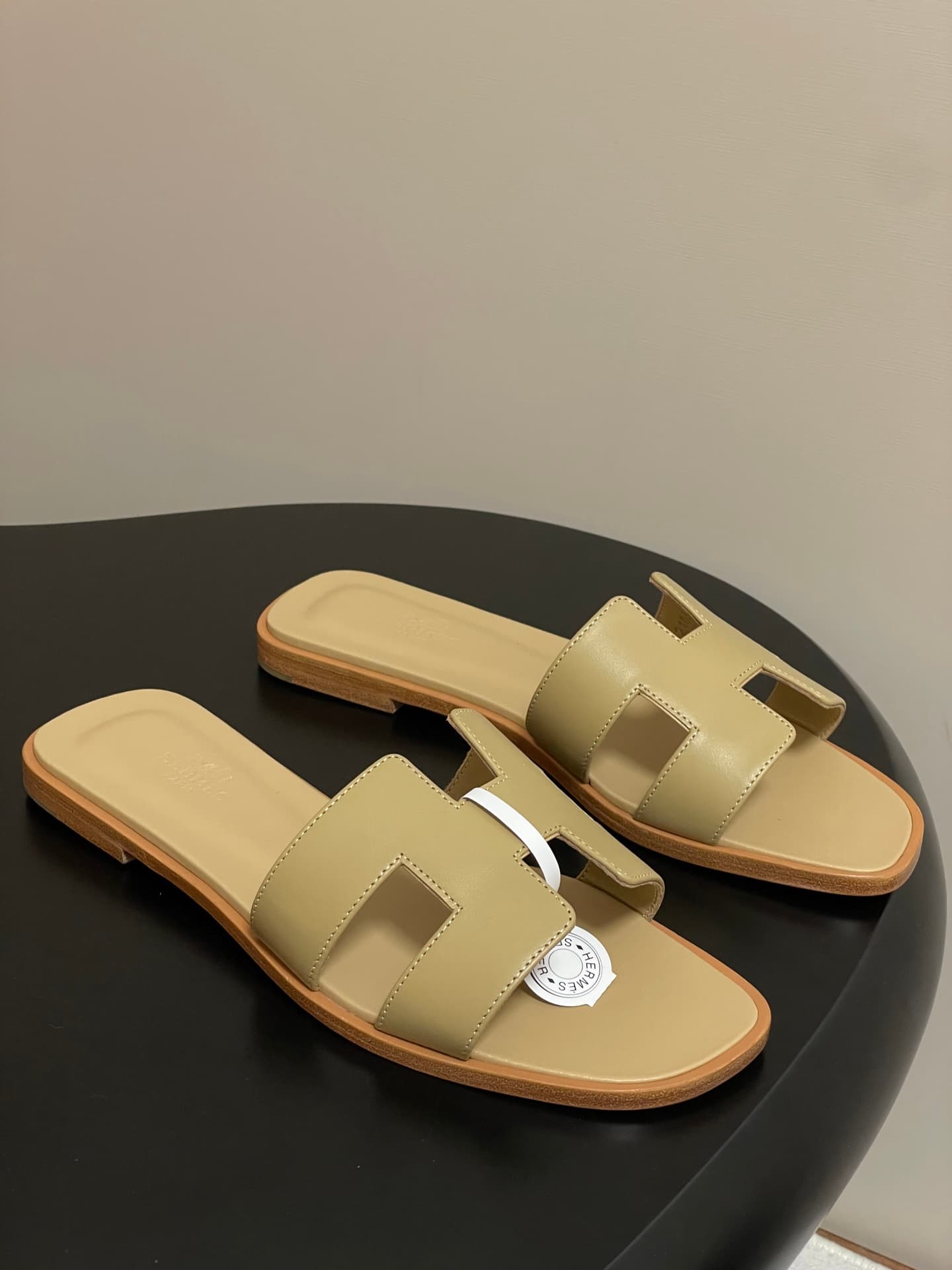 D8093 – Top-quality products (come with high-end boxes or scarves) — image 1