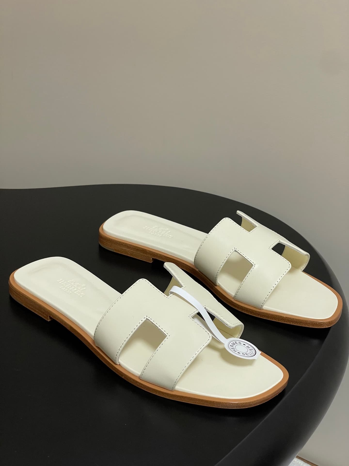 D8089 – Top-quality products (come with high-end packaging boxes or scarves) — image 1