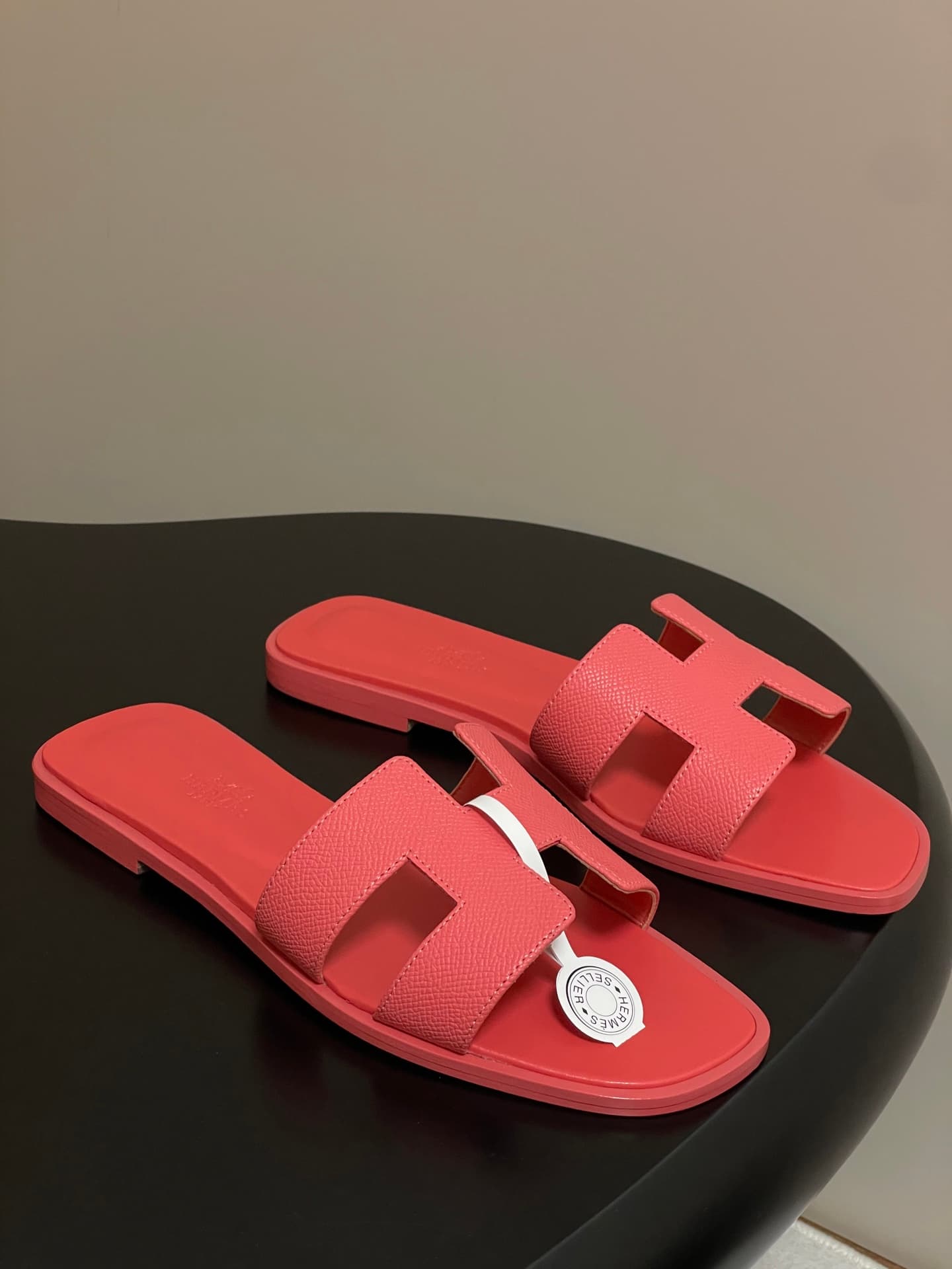 D8068 – Top-quality products (come with high-end boxes or scarves) — image 1