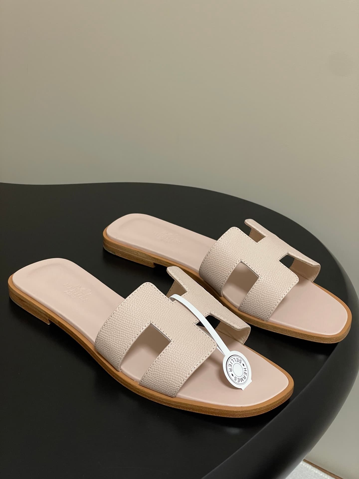 D8051 – Top-quality products (come with high-end boxes or scarves) — image 1